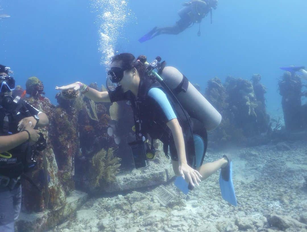 樋口千紗さんのインスタグラム写真 - (樋口千紗Instagram)「. 【カンクン旅行記録】  カンクン5日目は、 10年ぶりのスキューバダイビングへ🤿  このMUSA海底美術館は、近年減少する サンゴ礁を守るためにカンクン国立海洋公園が イギリス人彫刻家でありダイビング愛好家である ジェイソン・デカイレス・テイラー氏に依頼して 作られたのだとか。  彫刻は、環境に優しく海の生物が発育しやすい コンクリートやファイバーグラスを使って作られていて 現在では彫刻の表面にたくさんのサンゴ礁が付着しています。  10年ぶりのスキューバなのもあり 普通に潜り方忘れてて、ちびりかけたw なのでベテランインストラクターのおっちゃんが ずっと付き添ってくれました🥹 (おっちゃんの腕組みスタイルほんま萌える)   水深がすごく深いので、いつでもすぐに 呼吸できる環境のシュノーケリングに比べて、 何かあってもすぐに息ができない環境のスキューバ。 久々に海の中で怖くなったな〜。 けど、それも含めて非日常を味わうためのいい刺激。 しばらくしたら呼吸にも慣れてスイスイーっと。  ウミガメにも会えた🤟 途中、付き添いのおっちゃんが急に消えた！と思いきや、 チクチクなもの拾ってきて手に乗っけられ。ウニやん、これw 手のひらに吸い付いてきて、めっちゃ可愛いかった。   これまで楽やし手軽やから、 ずっとシュノーケリングばっかしてきたけど、 やぱスキューバは、海の中でずっと息してられるし、 深くまで潜れるし、サンゴや魚をより間近で長時間見れるし、 シュノーケリングでは見れない世界が たくさん見れるから感動も大きい。  #メキシコ  #Mexico #カンクン #Cancun #Cancún #海外旅行 #trip #travel  #MUSA海中美術館 #MUSA #CancunUnderwaterMuseum #MuseoSubacuáticodeArte #ダイビング #シュノーケリング #diving #シュノーケル #snorkel #snorkelling #スキューバダイビング #scubadiving #MUSA海底美術館 #海中美術館 #underwater」2月25日 13時17分 - chisa.higuchi