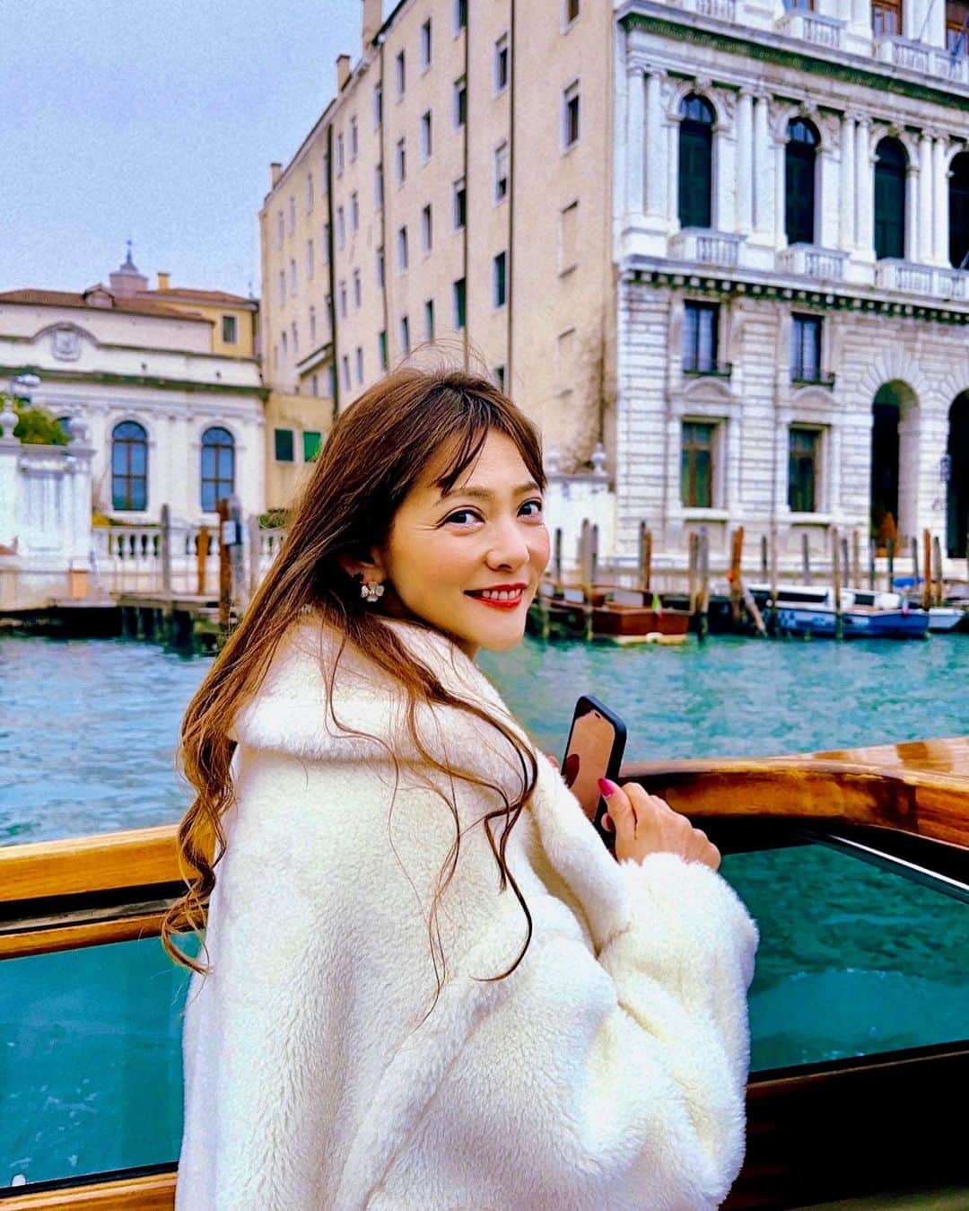 のインスタグラム：「最後の滞在地、ベネツィアに水上タクシーにて到着✨ ・ ・ 今回の旅行のメインイベントはベネツィアのカーニバル🎉  船着場から既に大賑わい♪ サンマルコ広場も街中も貴族だらけ😍 ・ ・ 今回は股関節を痛めているので、仮装はせず見物のみ… でも見物だけでも大興奮✨ ・ ・ 名物のイカ墨パスタを頂いてお散歩してたら、なんと仮装した主人の友人カップルに遭遇というミラクルも☺️✨  #ベネツィア #ベネツィアカーニバル #ベネツィア旅行 #venezia #italia #instatrip #タビジョ #海外旅行好きな人と繋がりたい #ベネツィアグルメ #海外散歩 #旅のミラクル #アラフィフ女子 #箕輪玖美」
