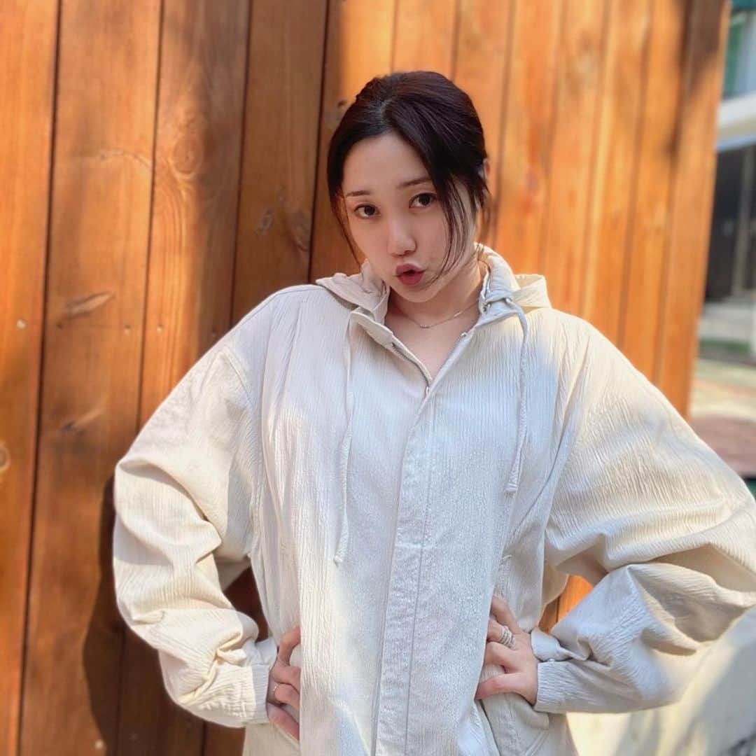セラ のインスタグラム：「#인플카_캐시백지급  나 옷 자랑  Y2k에 빠진  과거 패션테러리스트 아이도르가 옷을  장만했는데 동네 주민들이 빛이 눈부신지 다른 이유인지 다들 미소를 머금으며 한마디씩 주고받았다. 정겹군  여기 옷은 디테일이 고급스럽고 옷이 짱짱하다 겨울 제외 모든 계절과 잘 어울린당 >_< 색은 밝은 크림인데 때가 잘 안타는 제질이다 살 빼면 다른 옷도 시도해볼것이다 (물어보는 사람이 많은데 레터링 반지는 제가 만든거입니답)   @insilence_official @insilence_women #INSILENCE #인사일런스 #인사일런스우먼 #인플카」