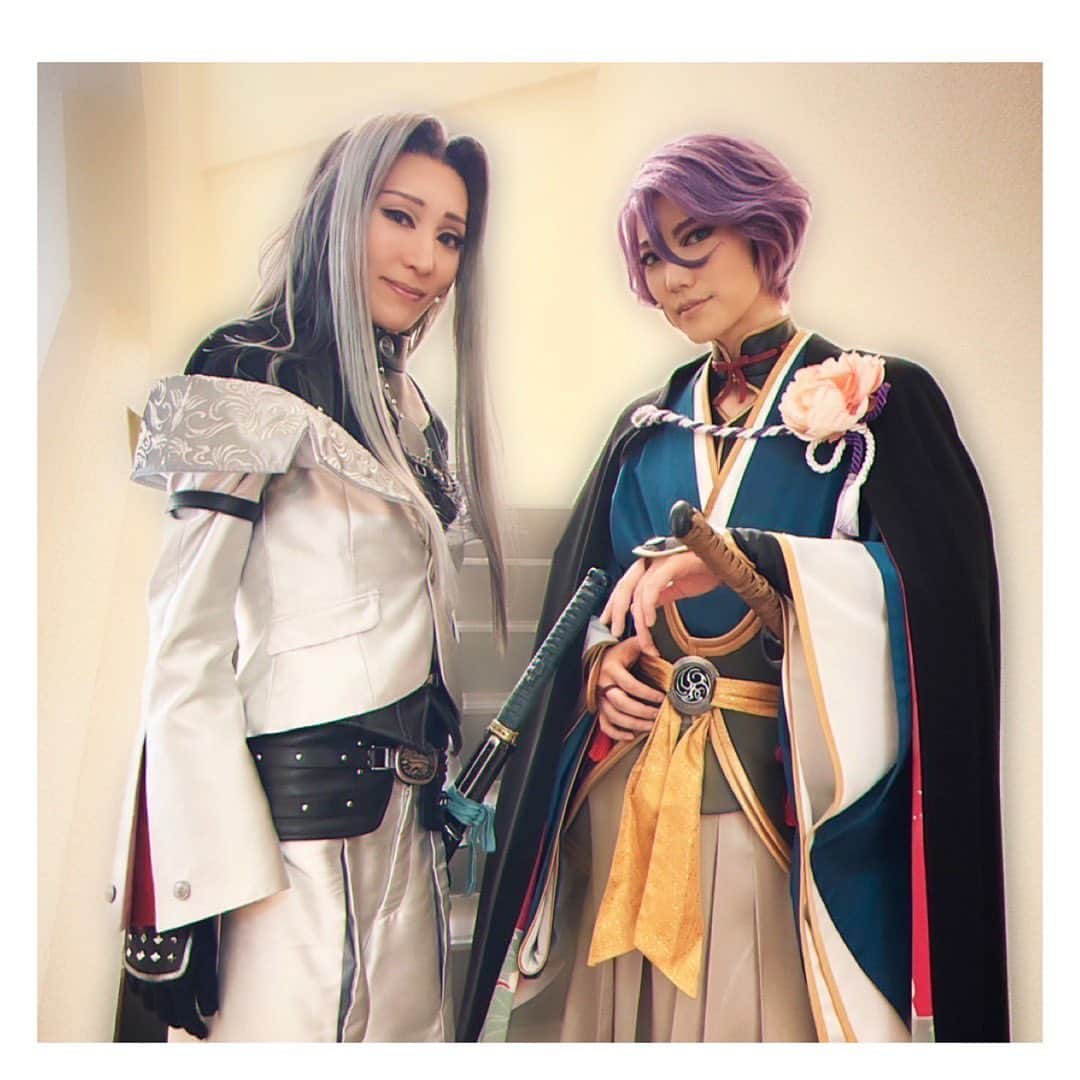 澄輝さやとさんのインスタグラム写真 - (澄輝さやとInstagram)「. 刀剣乱舞千秋楽から約1週間たちましたね。 禺伝ロスを刀剣乱舞のゲームで埋めております。 まだあげていなかった写真があったので少し振り 返りたいと思います🍀  ⁡ 歌仙兼定役のかいさん（#七海ひろき　さん） かいさんが星組さんに組替えされて以来久しぶりに ご一緒にお芝居させて頂きました✨ 懐かしさもあり、とても嬉しい共演でした🍀 座長かいさんが大きく私達を包んで下さいました。 本当にありがとうございました。 ⁡  大倶利伽羅役の翔ちゃん（#彩凪翔　ちゃん） 一期違いですが、組も違ったので今までそこまで たくさんお話する機会はなかったですが、 同じ関西人で、翔ちゃんの人柄もありお話しやすかった です。すごく頑張り屋さんで尊敬するところがたくさん でした✨ ⁡  光源氏役のアキラさん（#瀬戸かずや　さん） 一個上さんで、音楽学校時代お掃除とは別の 分担さんでしたが、そこまでお話させて頂く機会も あまりなかったので、今回お稽古場がお隣のお席で たくさんお話しさせて頂きました。 とても温かい方で、あきらさんの人を幸せにする笑い声が 私は大好きです✨ ⁡ ⁡ ⁡ アンサンブルの皆様には殺陣について手取り足取り 教えて頂き、たくさん一緒にお稽古して頂きました。 たくさんの役をこなされて、あれだけの殺陣は本当に すごい！ ⁡ ⁡ 物語上、歴史上人物の皆様、絡みはそこまでありません でしたが、とても雅で皆さんのお芝居の熱量感じ、 自分も頑張ろうと思っていました。 ⁡ 素敵らしい座組に入れて頂けて幸せでした。 充実した日々を送らせて頂きありがとうございました✨  そして明日メール会員のInstagramアカウントでインスタライブをしようかなと思います。 承認制となりますので、ご覧になりたい方はメール会員に まずご登録ください。  ⁡📩メール会員登録方法⇒noble.blue.ss@gmail.com お名前とアドレスを記載して送信して下さい💡 ⁡ ⁡  #刀剣乱舞 #刀ステ #コラボカフェの #源氏物語弁当と #光源氏茶漬け美味しそう #キャラクターをイメージしたドリンクも気になります」2月25日 13時23分 - sayato_sumiki_official