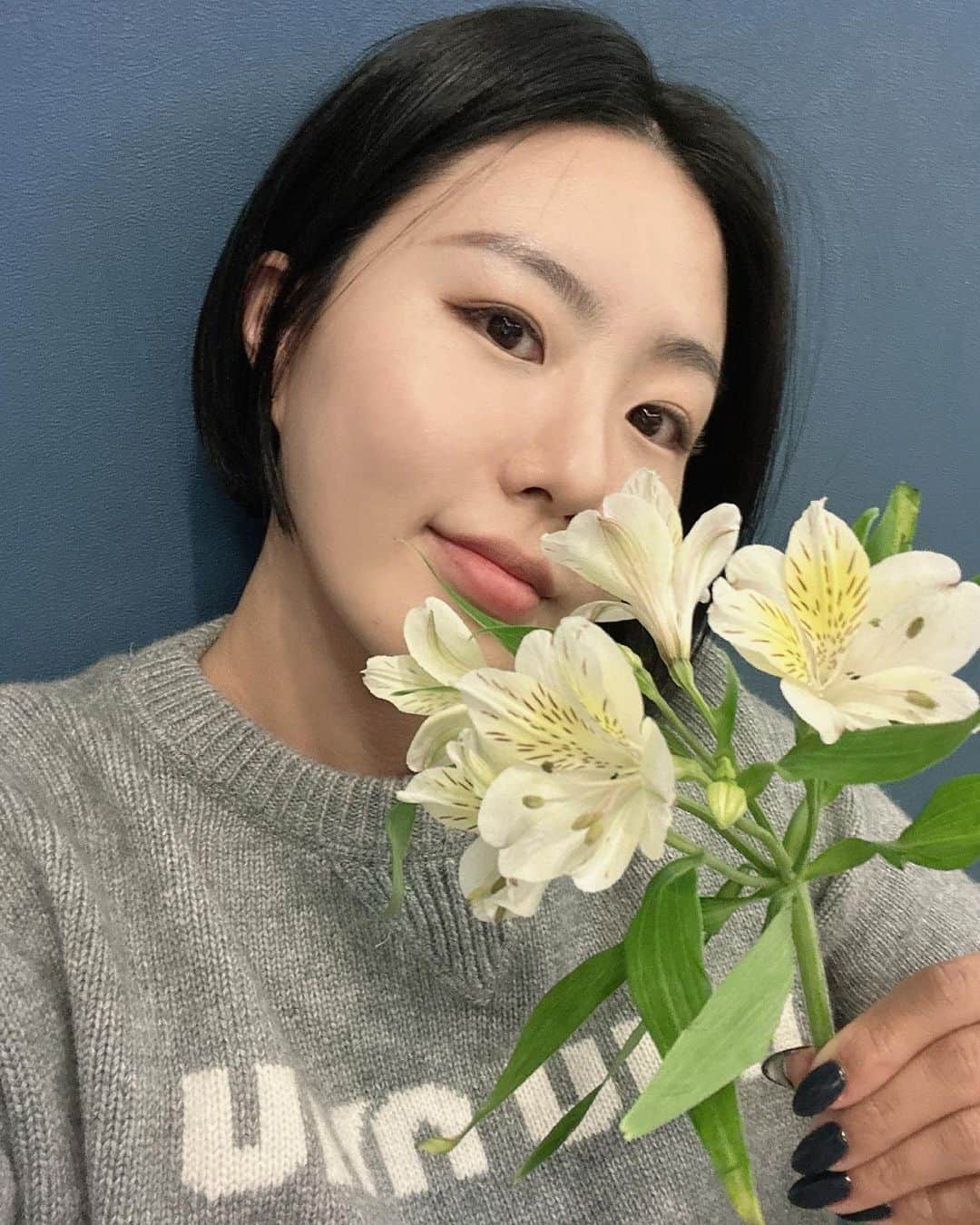 イ・サンファのインスタグラム：「오늘 내 생일이라 사진을 찍어봄🎂🌺 #잘생김 #happybirthdaytome」