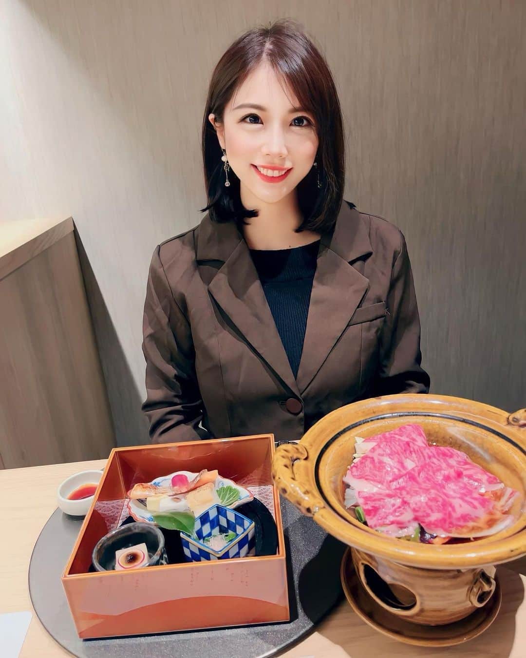 吉田早織のインスタグラム：「あげなおし🙇‍♀️ 汐留駅から徒歩3分　汐留シティセンターの中にある北大路 新橋茶寮に行ってきました！  ここは全室個室で、広々としたお席が用意されてます🤗  季節でメニューが変わる四季会席コースをいただきました✨✨😋  全てのお料理のクオリティが高くて 黒毛和牛のすき焼きは味が染み込んでて最高の逸品でした🤲❣️  ランチ　御膳2,200円〜 ランチディナー　コース6,050円〜 ご用意あります！  接待、会食の場所をお探しの際は是非🤗  ------------------------------------- 【個室会席 北大路 新橋茶寮 汐留シティセンター店】  オススメシーン：接待、会食、宴会 単価：dinner 7,000円〜 コスパ：★★★ 味：★★★★ 雰囲気：★★★★ 接客：★★★★  東京都港区東新橋1-5-2 汐留シティセンター 2F  -------------------------------------  #汐留シティセンター#北大路新橋茶寮 #東京女子部 @tokyo_joshibu  #接待 #会食　#肉#肉好きな人と繋がりたい #ワイン好きな人と繋がりたい #グルメ　#グルメ好きな人と繋がりたい #グルメスタグラム #グルメ女子#お酒好きな人と繋がりたい#しゃぶしゃぶ」