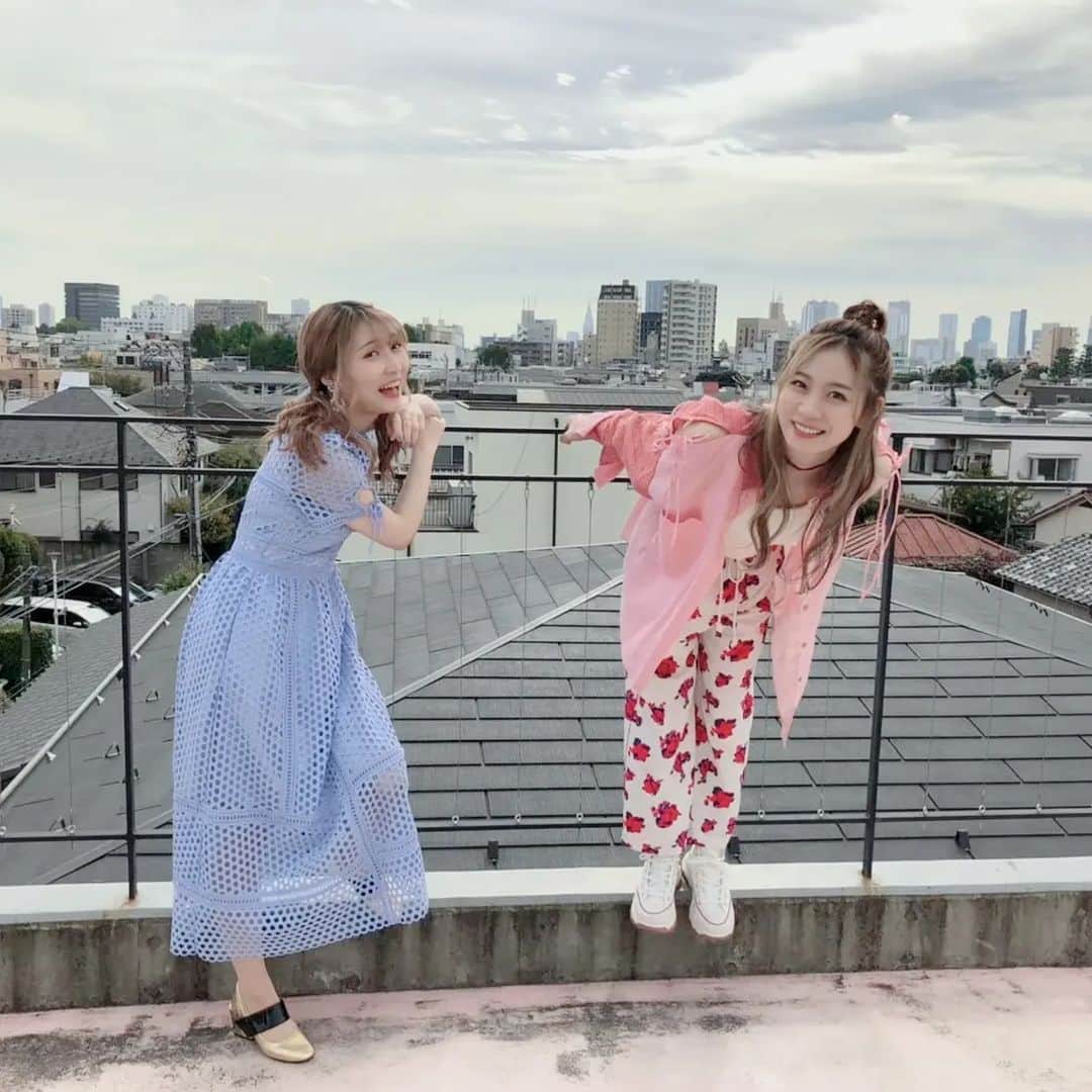 安済知佳さんのインスタグラム写真 - (安済知佳Instagram)「【リコリコ ヒロインアーカイブ】  先日発売されたヒロインアーカイブ、楽しんでいただけてますか？  細かい設定画や、制作・キャストのインタビューが盛り沢山！ 設定画ってなんであんなにわくわくするんでしょうね〜😆😆 色んな方の作品への想いや考察など含め、隅々まで読み応えたっぷりです！！ ぜひ楽しんでください🥰 感想はリコラジへ👍  📷 しおんぬとのオフショ🙋 打ち合わせしてないのに、衣装の雰囲気のバランスばっちり過ぎて🤣🤣 あと屋上に謎のユラユラする椅子があったので、押してもらいました🤭 9枚目は、詩音ちゃんが撮ってくれたやつ！ 楽しい撮影でした😍  #リコリコ #若山詩音 #安済知佳  Hairmake @smode_shinobu」2月25日 13時31分 - chikachika_anzai_official
