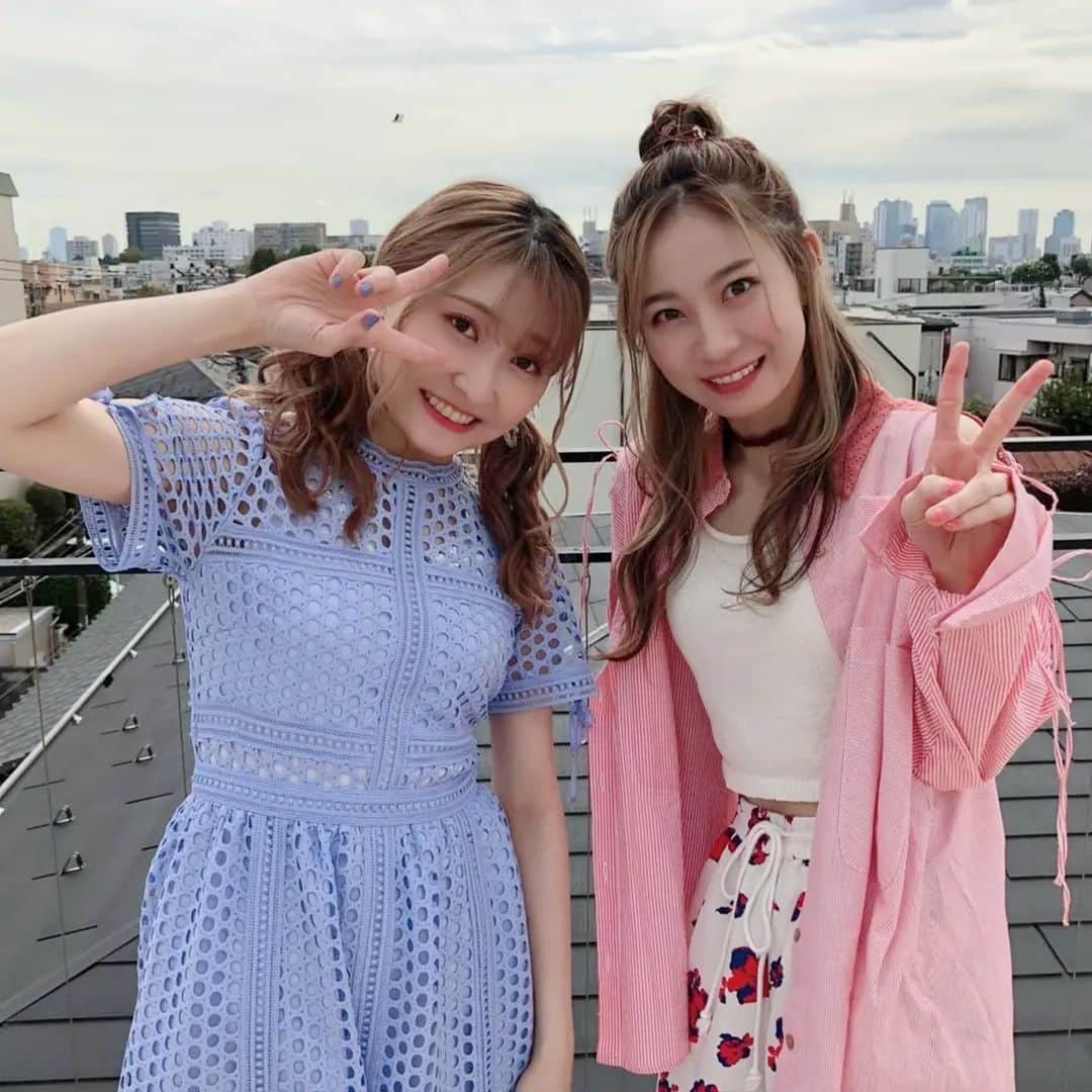 安済知佳さんのインスタグラム写真 - (安済知佳Instagram)「【リコリコ ヒロインアーカイブ】  先日発売されたヒロインアーカイブ、楽しんでいただけてますか？  細かい設定画や、制作・キャストのインタビューが盛り沢山！ 設定画ってなんであんなにわくわくするんでしょうね〜😆😆 色んな方の作品への想いや考察など含め、隅々まで読み応えたっぷりです！！ ぜひ楽しんでください🥰 感想はリコラジへ👍  📷 しおんぬとのオフショ🙋 打ち合わせしてないのに、衣装の雰囲気のバランスばっちり過ぎて🤣🤣 あと屋上に謎のユラユラする椅子があったので、押してもらいました🤭 9枚目は、詩音ちゃんが撮ってくれたやつ！ 楽しい撮影でした😍  #リコリコ #若山詩音 #安済知佳  Hairmake @smode_shinobu」2月25日 13時31分 - chikachika_anzai_official