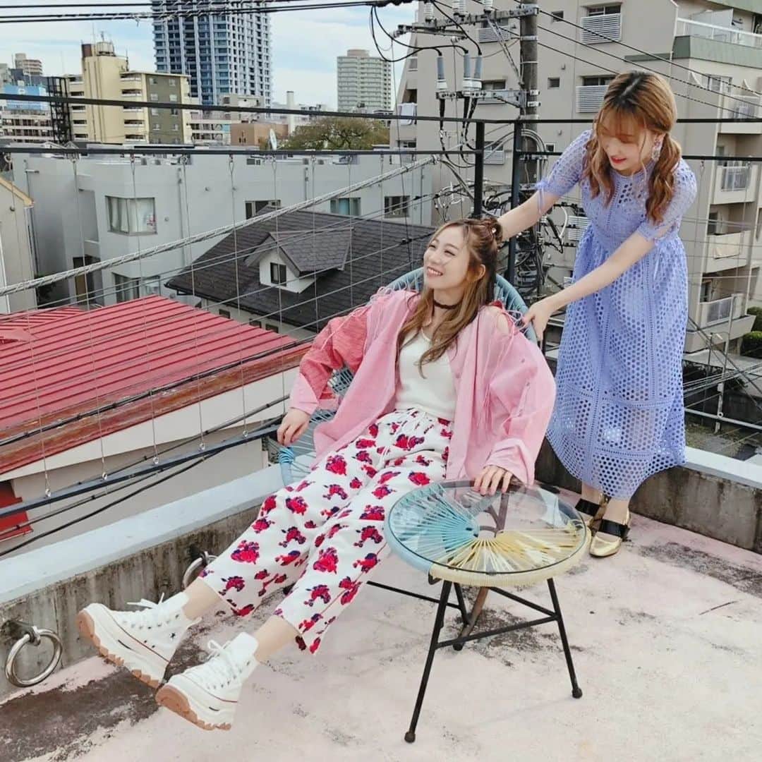 安済知佳さんのインスタグラム写真 - (安済知佳Instagram)「【リコリコ ヒロインアーカイブ】  先日発売されたヒロインアーカイブ、楽しんでいただけてますか？  細かい設定画や、制作・キャストのインタビューが盛り沢山！ 設定画ってなんであんなにわくわくするんでしょうね〜😆😆 色んな方の作品への想いや考察など含め、隅々まで読み応えたっぷりです！！ ぜひ楽しんでください🥰 感想はリコラジへ👍  📷 しおんぬとのオフショ🙋 打ち合わせしてないのに、衣装の雰囲気のバランスばっちり過ぎて🤣🤣 あと屋上に謎のユラユラする椅子があったので、押してもらいました🤭 9枚目は、詩音ちゃんが撮ってくれたやつ！ 楽しい撮影でした😍  #リコリコ #若山詩音 #安済知佳  Hairmake @smode_shinobu」2月25日 13時31分 - chikachika_anzai_official