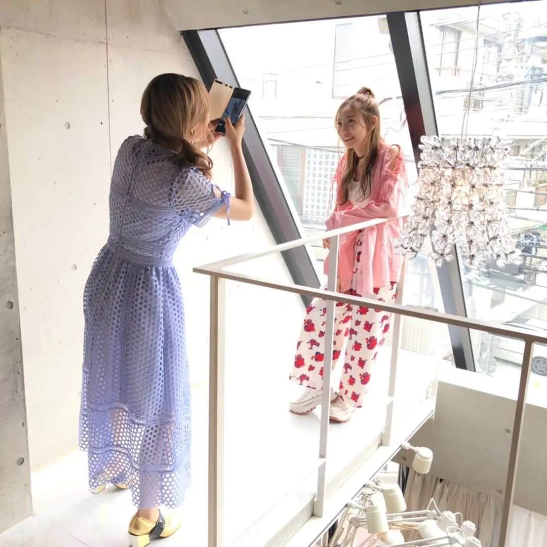 安済知佳さんのインスタグラム写真 - (安済知佳Instagram)「【リコリコ ヒロインアーカイブ】  先日発売されたヒロインアーカイブ、楽しんでいただけてますか？  細かい設定画や、制作・キャストのインタビューが盛り沢山！ 設定画ってなんであんなにわくわくするんでしょうね〜😆😆 色んな方の作品への想いや考察など含め、隅々まで読み応えたっぷりです！！ ぜひ楽しんでください🥰 感想はリコラジへ👍  📷 しおんぬとのオフショ🙋 打ち合わせしてないのに、衣装の雰囲気のバランスばっちり過ぎて🤣🤣 あと屋上に謎のユラユラする椅子があったので、押してもらいました🤭 9枚目は、詩音ちゃんが撮ってくれたやつ！ 楽しい撮影でした😍  #リコリコ #若山詩音 #安済知佳  Hairmake @smode_shinobu」2月25日 13時31分 - chikachika_anzai_official