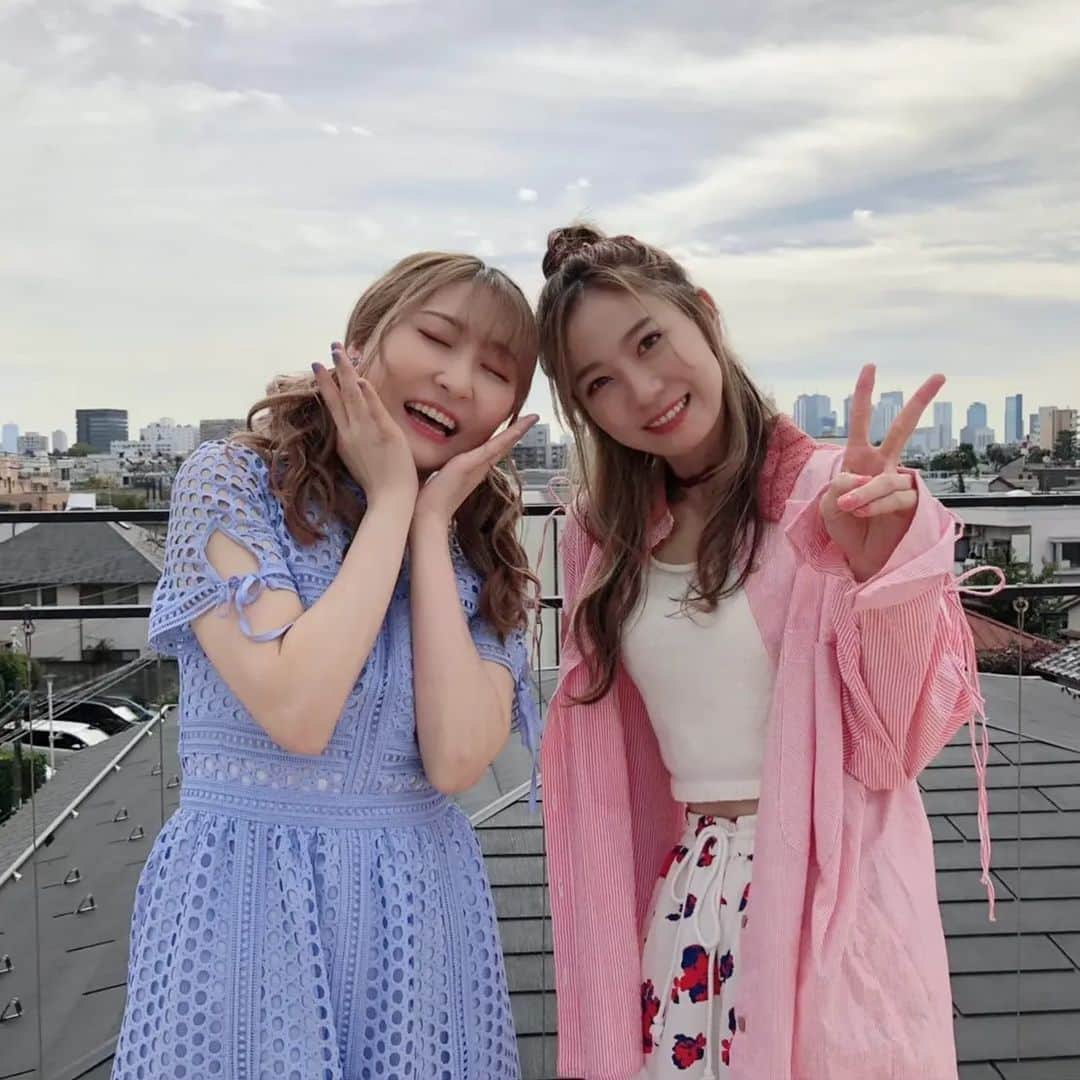 安済知佳さんのインスタグラム写真 - (安済知佳Instagram)「【リコリコ ヒロインアーカイブ】  先日発売されたヒロインアーカイブ、楽しんでいただけてますか？  細かい設定画や、制作・キャストのインタビューが盛り沢山！ 設定画ってなんであんなにわくわくするんでしょうね〜😆😆 色んな方の作品への想いや考察など含め、隅々まで読み応えたっぷりです！！ ぜひ楽しんでください🥰 感想はリコラジへ👍  📷 しおんぬとのオフショ🙋 打ち合わせしてないのに、衣装の雰囲気のバランスばっちり過ぎて🤣🤣 あと屋上に謎のユラユラする椅子があったので、押してもらいました🤭 9枚目は、詩音ちゃんが撮ってくれたやつ！ 楽しい撮影でした😍  #リコリコ #若山詩音 #安済知佳  Hairmake @smode_shinobu」2月25日 13時31分 - chikachika_anzai_official