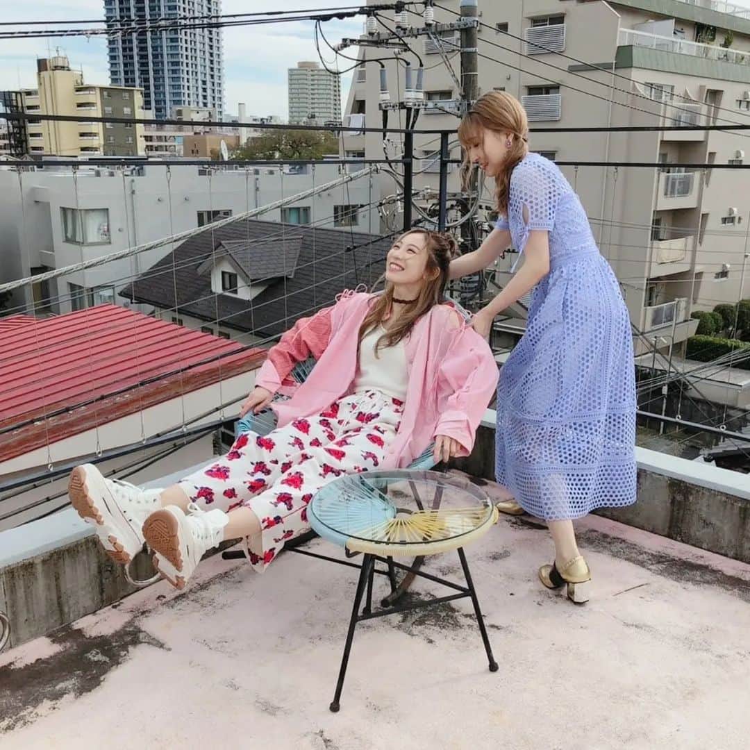 安済知佳さんのインスタグラム写真 - (安済知佳Instagram)「【リコリコ ヒロインアーカイブ】  先日発売されたヒロインアーカイブ、楽しんでいただけてますか？  細かい設定画や、制作・キャストのインタビューが盛り沢山！ 設定画ってなんであんなにわくわくするんでしょうね〜😆😆 色んな方の作品への想いや考察など含め、隅々まで読み応えたっぷりです！！ ぜひ楽しんでください🥰 感想はリコラジへ👍  📷 しおんぬとのオフショ🙋 打ち合わせしてないのに、衣装の雰囲気のバランスばっちり過ぎて🤣🤣 あと屋上に謎のユラユラする椅子があったので、押してもらいました🤭 9枚目は、詩音ちゃんが撮ってくれたやつ！ 楽しい撮影でした😍  #リコリコ #若山詩音 #安済知佳  Hairmake @smode_shinobu」2月25日 13時31分 - chikachika_anzai_official