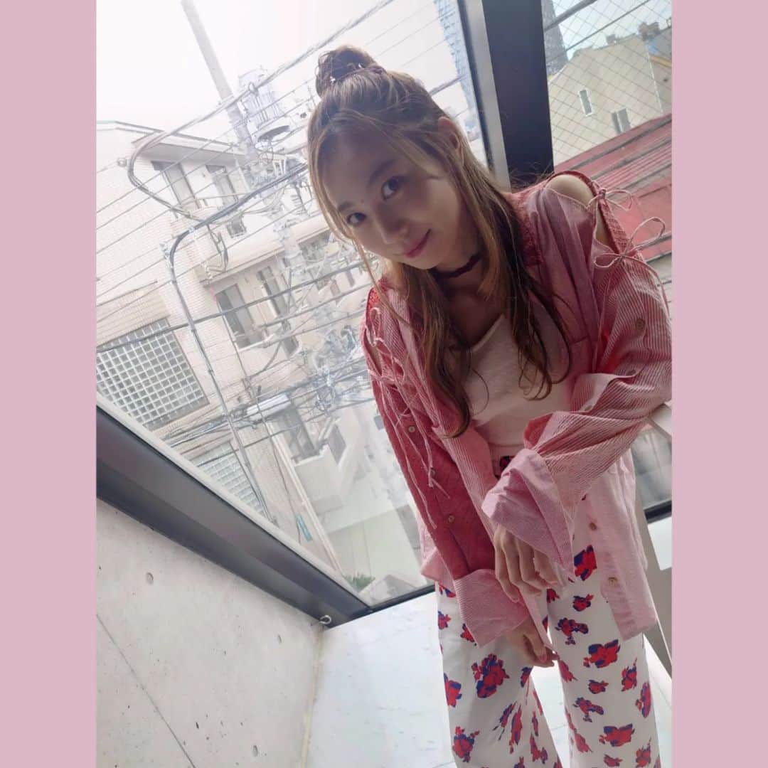 安済知佳さんのインスタグラム写真 - (安済知佳Instagram)「【リコリコ ヒロインアーカイブ】  先日発売されたヒロインアーカイブ、楽しんでいただけてますか？  細かい設定画や、制作・キャストのインタビューが盛り沢山！ 設定画ってなんであんなにわくわくするんでしょうね〜😆😆 色んな方の作品への想いや考察など含め、隅々まで読み応えたっぷりです！！ ぜひ楽しんでください🥰 感想はリコラジへ👍  📷 しおんぬとのオフショ🙋 打ち合わせしてないのに、衣装の雰囲気のバランスばっちり過ぎて🤣🤣 あと屋上に謎のユラユラする椅子があったので、押してもらいました🤭 9枚目は、詩音ちゃんが撮ってくれたやつ！ 楽しい撮影でした😍  #リコリコ #若山詩音 #安済知佳  Hairmake @smode_shinobu」2月25日 13時31分 - chikachika_anzai_official