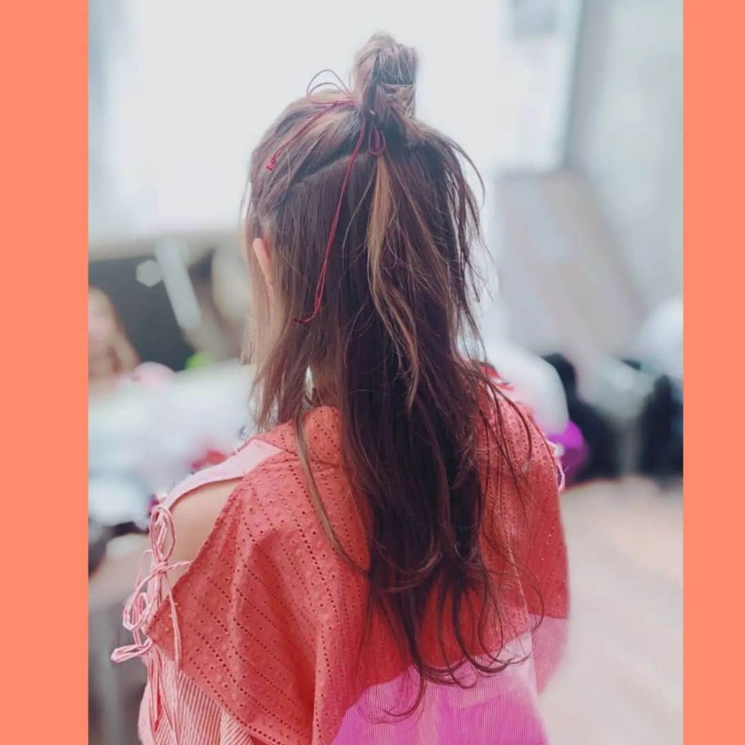 安済知佳さんのインスタグラム写真 - (安済知佳Instagram)「【リコリコ ヒロインアーカイブ】  先日発売されたヒロインアーカイブ、楽しんでいただけてますか？  細かい設定画や、制作・キャストのインタビューが盛り沢山！ 設定画ってなんであんなにわくわくするんでしょうね〜😆😆 色んな方の作品への想いや考察など含め、隅々まで読み応えたっぷりです！！ ぜひ楽しんでください🥰 感想はリコラジへ👍  📷 しおんぬとのオフショ🙋 打ち合わせしてないのに、衣装の雰囲気のバランスばっちり過ぎて🤣🤣 あと屋上に謎のユラユラする椅子があったので、押してもらいました🤭 9枚目は、詩音ちゃんが撮ってくれたやつ！ 楽しい撮影でした😍  #リコリコ #若山詩音 #安済知佳  Hairmake @smode_shinobu」2月25日 13時31分 - chikachika_anzai_official