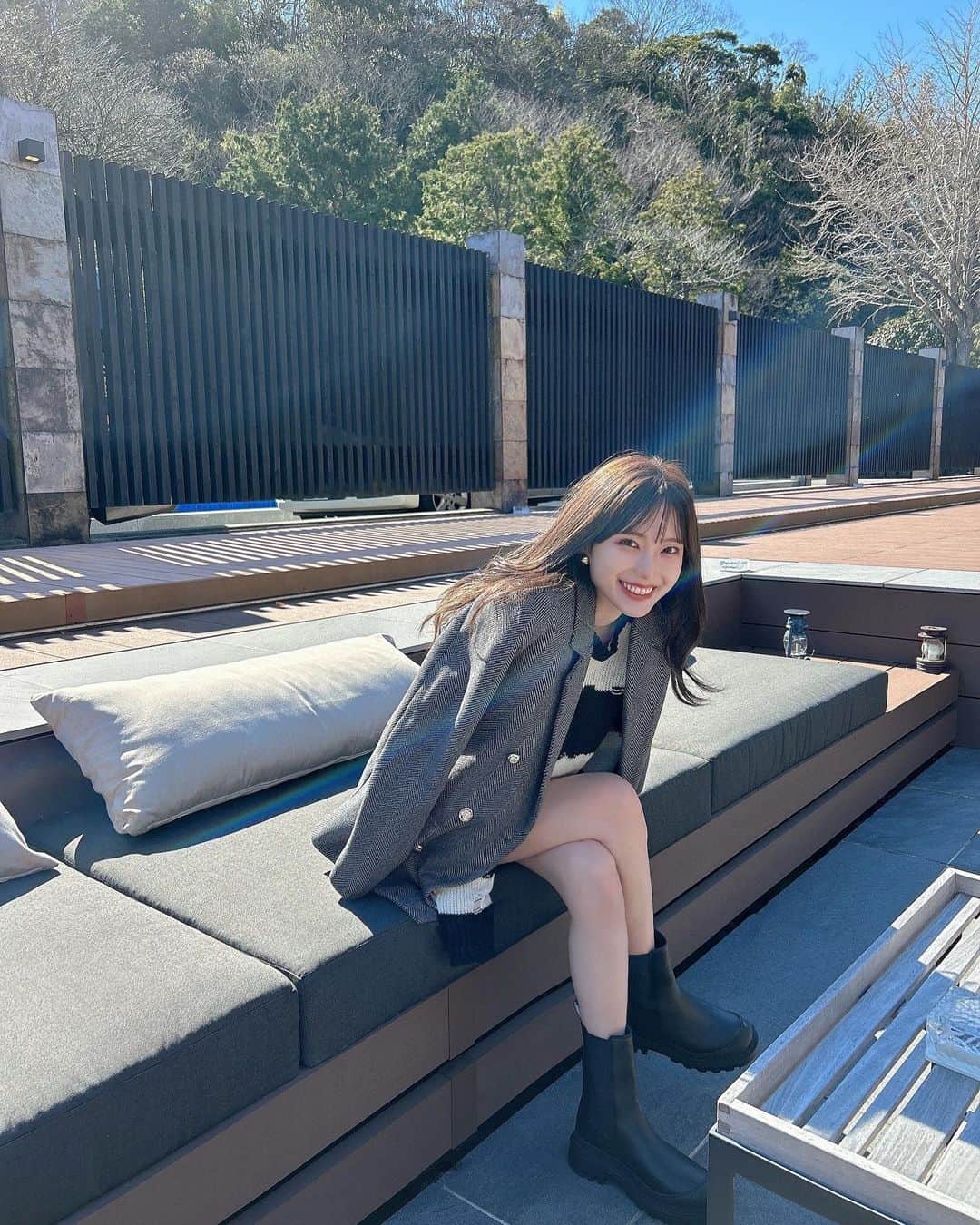 相楽優佳のインスタグラム：「@shein_japan  SHEINで春先取りしてみた🧥🌼 春のシーインも可愛いくて安くて優勝でした ! ⁡ 🔍商品ID ジャケット 12437175 ←売切😱 バイカラーパーカー 11423509 ボーダーニット 5027232 トレンチコートワンピ 11255390 ふわもこミニバッグ11655812 ⁡ クーポンコード【SSJP74】 今回もぜひぜひご活用ください🛒🪄 ※有効期限3/31まで _________ SHEINが春夏に向けて新しく13ブランドも 立ち上げたらしいので要チェックです♡ #SHEIN #SHEINforAll #SHEINss23 #SHEINpartner #ad #SHEINコーデ #シーイン #春服 #春コーデ #ジャケット #ジャケットコーデ #バイカラー #パーカー女子 #ポニーテール #トレンチコート #トレンチコートワンピ #ミニバッグ」