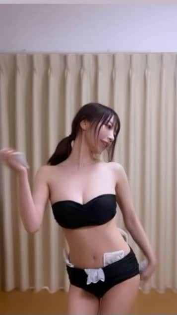 清水あいりのインスタグラム：「ダンスバトルで 私に勝てる人いるんかな？  #誰が対決してくれるねん  #きっと誰にも相手にされないダンス  #色気ゼロでごめんね笑  #カイロの舞　　 #最後のはカイロ仕込んでるところ #ご飯食べた後だから #お腹むちむちぷくぷく #愛おしいやろ　 #動いて熱くなるの大好き」