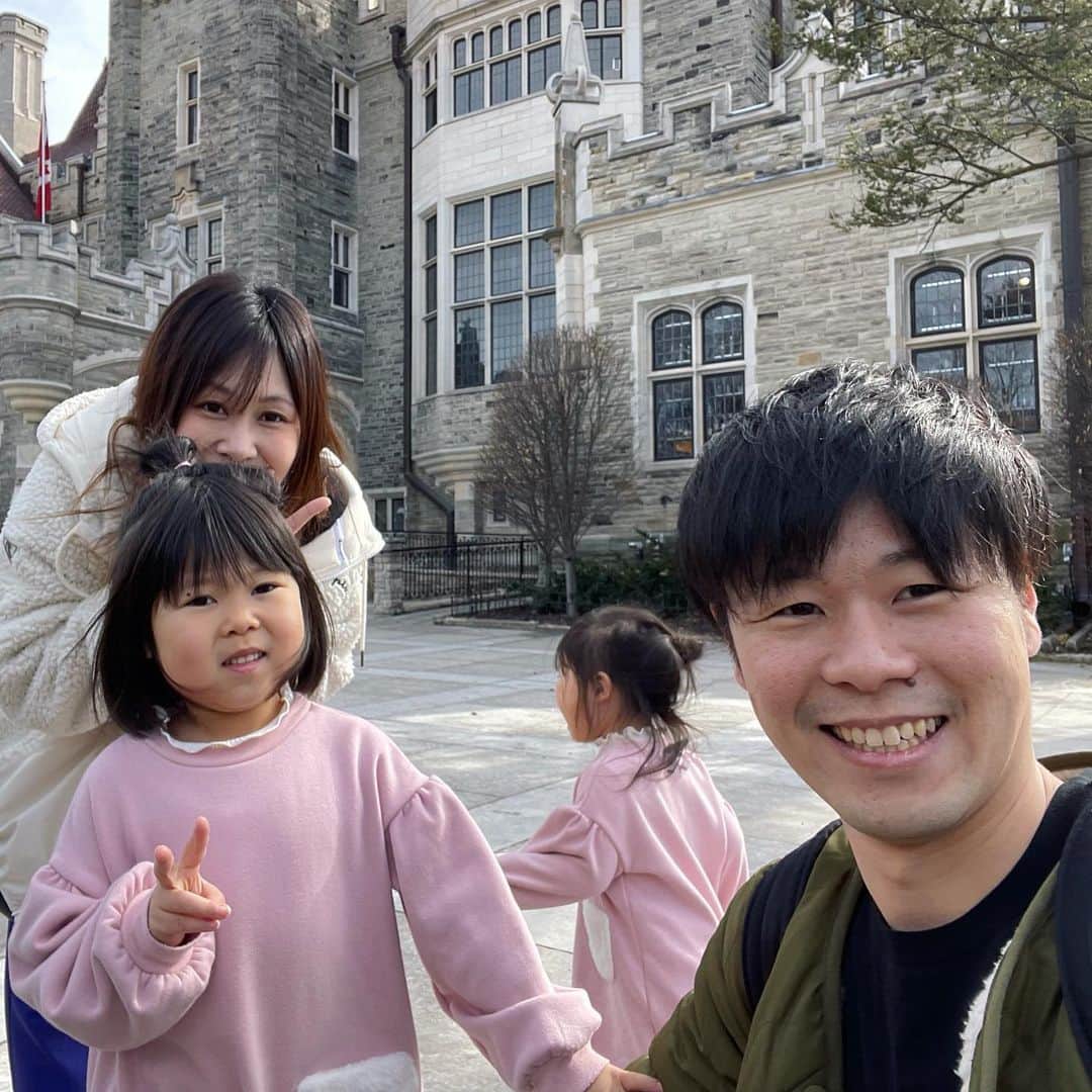 のインスタグラム：「カナダ🇨🇦トロント旅行🚗  観光地のお城みたいな建物の前で記念撮影。 と思いきやご機嫌ななめで「ふわはうつらない！」と叫びながら走り回るすんちまる。 みゆみきがぶんぶん動いて何枚かは家族写真😊  何年後かにあんときふわ怒ってたよねってみんなで笑って見返すんだろうねって😇  #なんで怒ってたんだっけ #多分食事関連 #ぽる」