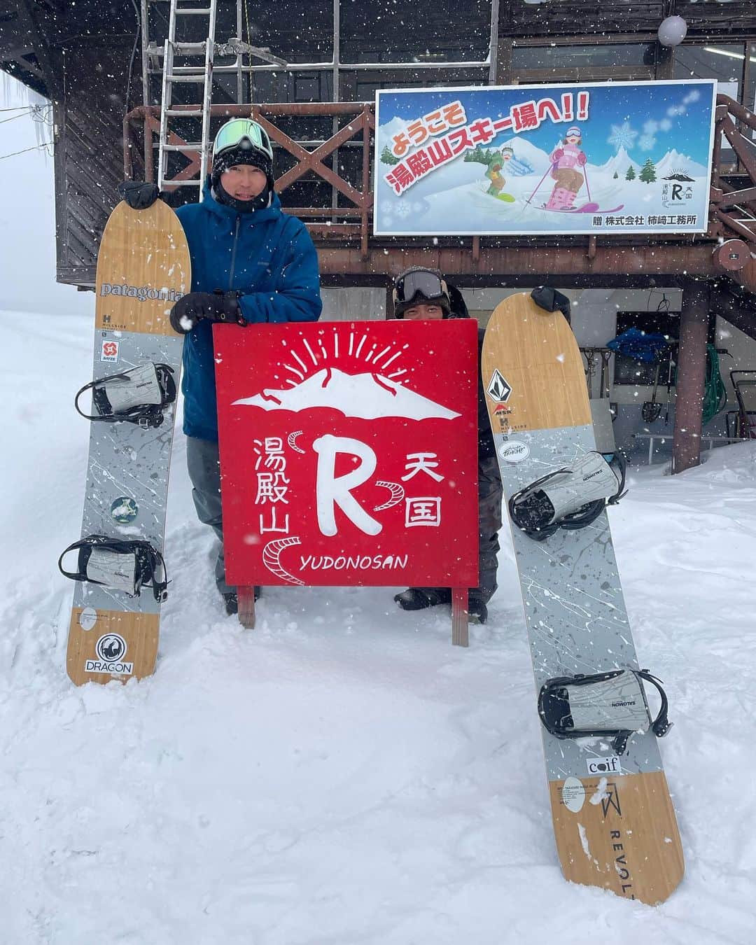 中井孝治のインスタグラム：「@earthhopperpass で山形上陸🔥 @yudonosan 🏔 パイプ育ちの自分には最高な地形👌 ドロップごけしたけどw  淳君とひろみにも久しぶりに会えました！ ありがとうございました🙏  #地球と遊ぶ人  #アースホッパー」