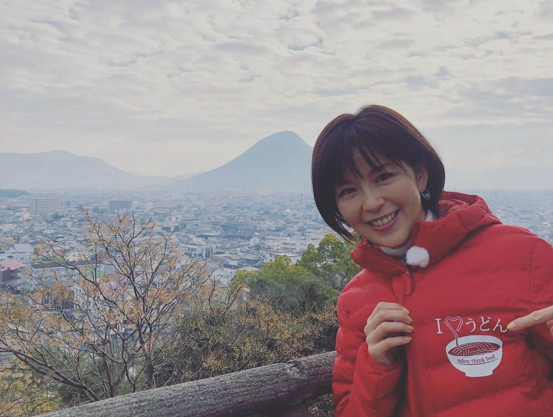中野美奈子さんのインスタグラム写真 - (中野美奈子Instagram)「26日（日）午後4時05分からフジテレビ系列にて 『ニッポンわが町うどんMAP5』が放送されます！  みんな大好きうどんの魅力に様々視点から深掘り。  わたしは香川県のうどんを担当🎤  番組のある疑問……。 数えきれないほどの「讃岐うどんガイドブック」はあるが、「本当に地元民が愛する地元のうどん店はどこなのだろうか」。そこで県民1000人！に聞く、うどんアンケートを実施。  果たしてNo.1に輝いたのは✨ 「カマタマ」の生みの親も登場しますよー。 ぜひご覧ください。  はぁ、またうどん食べたくなった〜。 夜うどんしようかな😏  #ニッポンわが町うどんmap  #うどん好き  #うどん県  #うどん県のうどん No.1 #かまたま  #釜玉といえば  #もうあそこしかないやろ🤫   #テレビ西日本 #福岡発  #中野美奈子」2月25日 13時54分 - minako_nakano.official