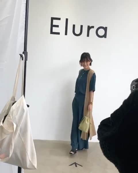 清水あきのインスタグラム：「昨日は事務所で仲良しのあっきーと一緒に #elura  の展示会へ。   Eluraの服は私みたいな低身長さん専用のサイズラインも揃っていて、特にボトムスはどれも形が綺麗✨ 何年も前から普段のコーデにヘビロテしています！  私が撮影時に着ているワイドパンツは、マキシ丈に一目惚れ。 スカートのようなテロっと感、動画で伝わるかな〜  あっきーとあーだこーだとスタイリングするのも楽しかった😘  #elura #エルーラ　#2022ss#低身長コーデ　#sサイズモデル　#マキシ丈　#大人コーデ　#ママコーデ　#150センチコーデ」