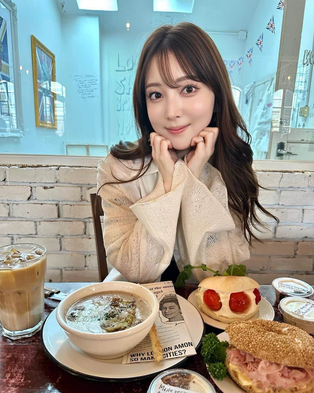 のインスタグラム：「韓国で大大大人気のロンドンベーグルに行ってきました🥯 行列ができるほどの人気ぶり  何種類か頼んで友達とみんなでシェア👐  ベーグルはもちろんマッシュルームルームとトリュフのスープも 絶対に飲んで欲しい❗️  絶品でした🤤」