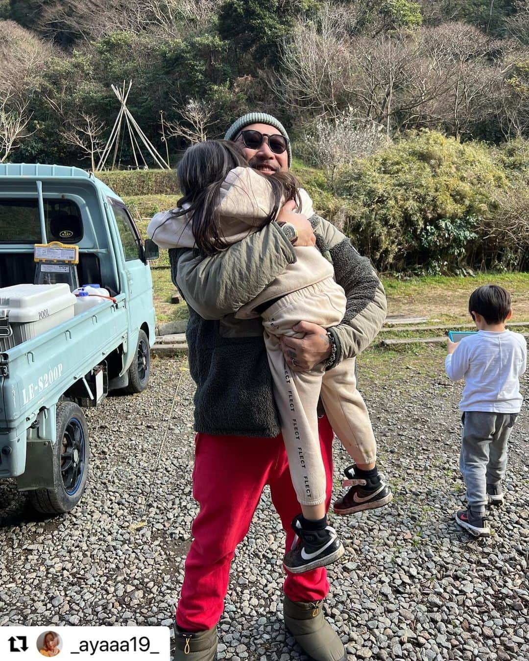 ヒデトレさんのインスタグラム写真 - (ヒデトレInstagram)「家族.仲間.みんなで、地球と繋がろう🌏🤝💞#ひでの部   ⛰🌊🏖🧘🏽🤸🏼‍♀️🏃🏻‍♀️  #Repost @_ayaaa19_ with @use.repost ・・・ 🌏 ヒデの部 @hideno.bu に参加🫶🏾  私だけ加圧しながらの人生初の山登りはなかなか辛かったw(みんなはノーマル) でも登ったあとの達成感とご飯の美味しさは格別✨ 目を閉じて食事に集中すると倍おいしかった😌 @hidetore ありがとう♥️ 身体が喜んでました🌸🌿  #ヒデトレ #ヒデの部 #地球とつながる #身体が喜ぶ #山登り#楽しかった #ありがとう」2月25日 14時27分 - hidetore