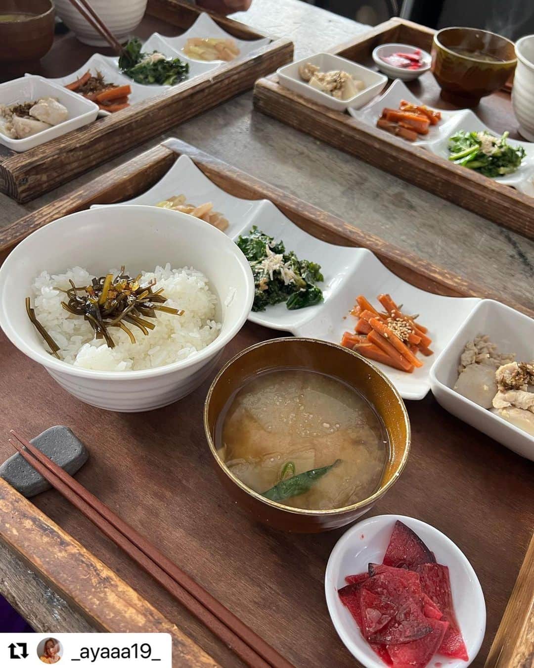 ヒデトレさんのインスタグラム写真 - (ヒデトレInstagram)「家族.仲間.みんなで、地球と繋がろう🌏🤝💞#ひでの部   ⛰🌊🏖🧘🏽🤸🏼‍♀️🏃🏻‍♀️  #Repost @_ayaaa19_ with @use.repost ・・・ 🌏 ヒデの部 @hideno.bu に参加🫶🏾  私だけ加圧しながらの人生初の山登りはなかなか辛かったw(みんなはノーマル) でも登ったあとの達成感とご飯の美味しさは格別✨ 目を閉じて食事に集中すると倍おいしかった😌 @hidetore ありがとう♥️ 身体が喜んでました🌸🌿  #ヒデトレ #ヒデの部 #地球とつながる #身体が喜ぶ #山登り#楽しかった #ありがとう」2月25日 14時27分 - hidetore