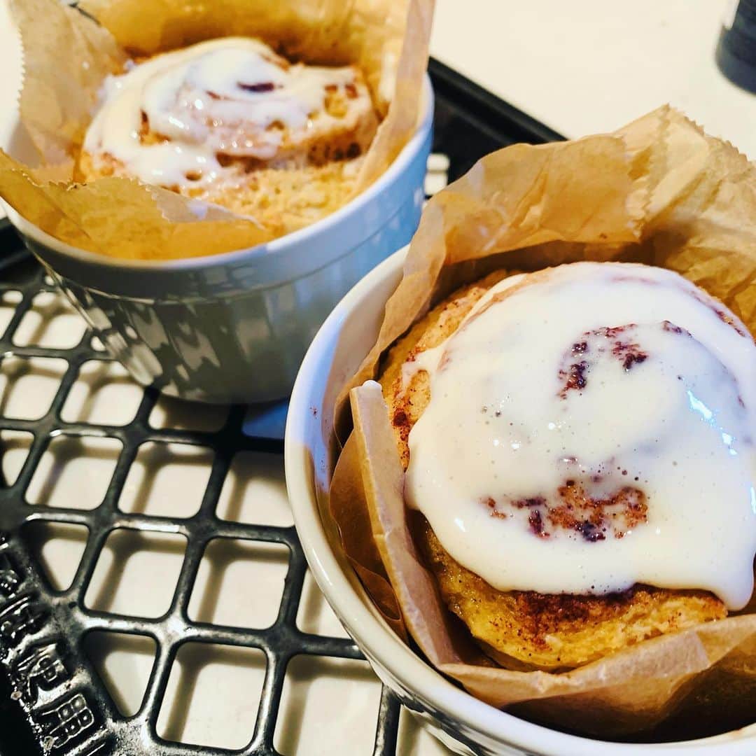 護あさなのインスタグラム：「. シナモンロール焼き上がり🥐🥯  パンの中でかなり上位に好き🤤 クイックオーツで作ってみたけどすんごくもちふわ🤝 塩パンとかも好きだなー。」