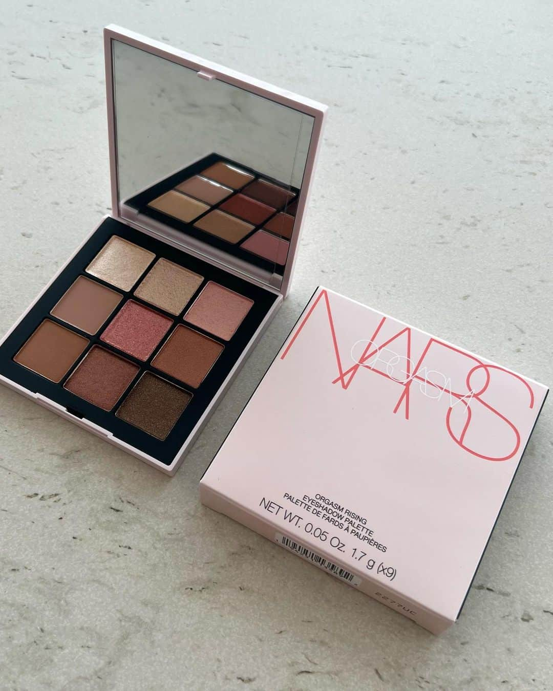 岡英里のインスタグラム：「#NARS の新作をパケ買い🌸  NARSは限定品が出たときにチェックするようにしてるんだけど、特に #ライトリフレクティングセッティングパウダー って人気の #プレストパウダー は限定ケースの方が使いやすいからおすすめ🙆‍♀️❣️今回は大きいパフもついてるから特におすすめだよ🤭  アイシャドーは9色 内8色限定色✨  3月から値上げと言われて、じゃあこれもこれも、、、と言っていたらあと少しで丹青会限定の特典も付きます🤗と言われついつい買ちゃった😂  最近物欲無かったから久しぶりにお買い物できて良かった🙆‍♀️❤️  #ナーズ #オーガズムライジングアイシャドーパレット #ライトリフレクティングセッティングパウダーセット #限定コスメ #限定パッケージ  #限定色 #春コスメ #パケ買いコスメ  #パケ買い」