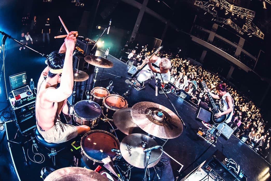 Bunta さんのインスタグラム写真 - (Bunta Instagram)「HOMIES  FES 2023  🌪🌪🌪 一個前の映像の模様をフロアからどうぞ😆 後はスティック投げ大会👌  @masaty_x   #totalfat #homiesfes2023 #drum #drummer #drumlife #yamahadrums #zildjian #zildjiancymbals」2月25日 14時52分 - buntatf