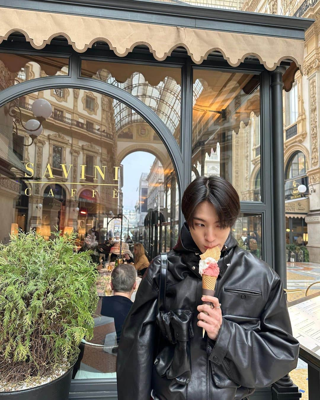 ジェノのインスタグラム：「Milano!!🍦🍧 @ferragamo」