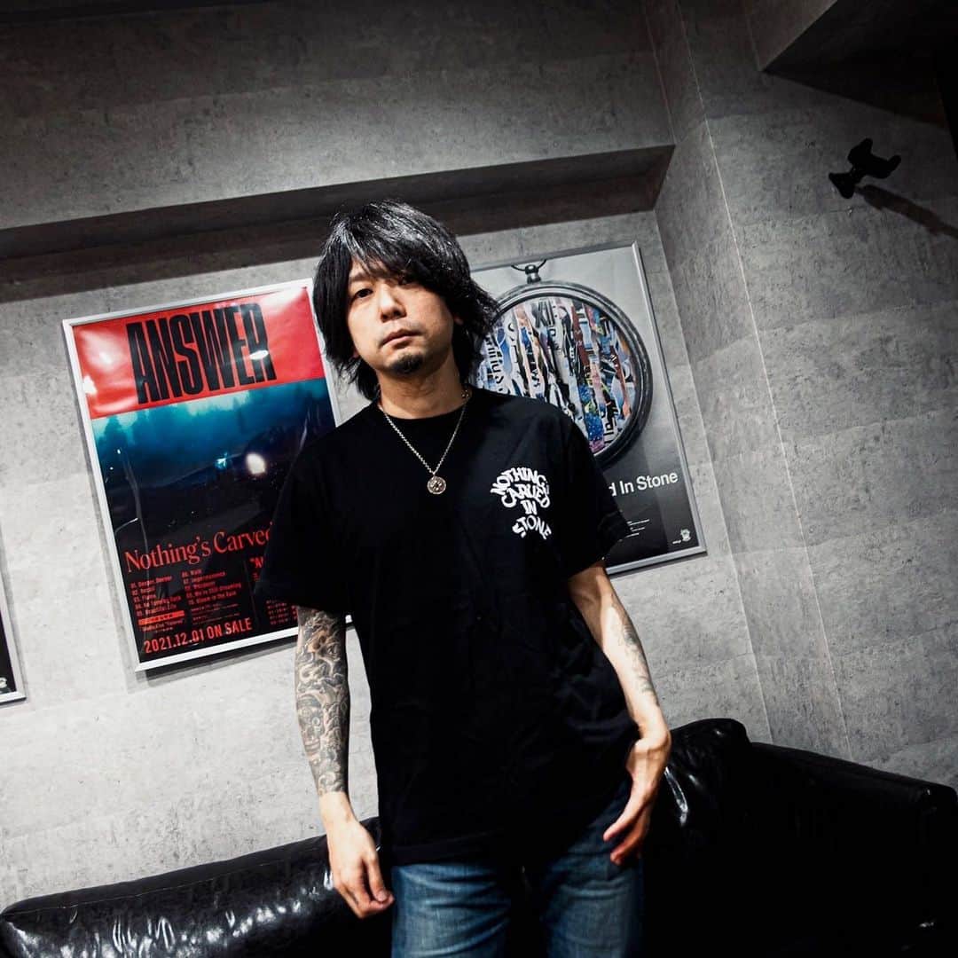 Nothing’s Carved In Stoneさんのインスタグラム写真 - (Nothing’s Carved In StoneInstagram)「【着用写真】 ⁡ BEGINNING 2023 Tシャツ SIZE：S〜XL（村松＆生形 M着用、大喜多 XL着用） COLOR：黒 / 白 / アップルグリーン ボディ：アスレ ⁡ "BEGINNING 2023"にて販売！ ⁡ -------------------- SPECIAL ONE-MAN LIVE “BEGINNING 2023” 2023/2/27(月)豊洲PIT OPEN 18:00 / START 19:00 ⁡ ※声出しOK（マスク着用必須） ⁡ 電子チケット：5,200円（D代別） ※学生の方は会場にて学生証提示で1,500円キャッシュバック  ※高校生以下の方は2,000円キャッシュバック ⁡ ▼一般発売中 e+：https://eplus.jp/ncis/ チケットぴあ：https://w.pia.jp/t/ncis/ ローソンチケット：https://l-tike.com/ncis/ ⁡ --------------- ▼15周年第1弾企画 エンドースメーカー協力による展示＆プレゼント企画 ⁡ ＜Epiphone＞ ・生形 本人機材展示 ・3月発売予定の生形 最新シグネチャー・モデル『Epiphone Shinichi Ubukata ES-355 ver.02』特別展示＆プレゼント企画 ⁡ ＜LAKLAND＞ ・日向 本人機材展示 ・SK-460/R（ブラック）プレゼント企画 ⁡ ＜SAKAE OSAKA HERITAGE＞ ・大喜多 本人機材展示 ・メンバーサイン入り フロントヘッド プレゼント企画 --------------- ⁡ #nothingscarvedinstone #ナッシングス #ncis #silversunrecords #beginning」2月25日 17時09分 - nothingscarvedinstone