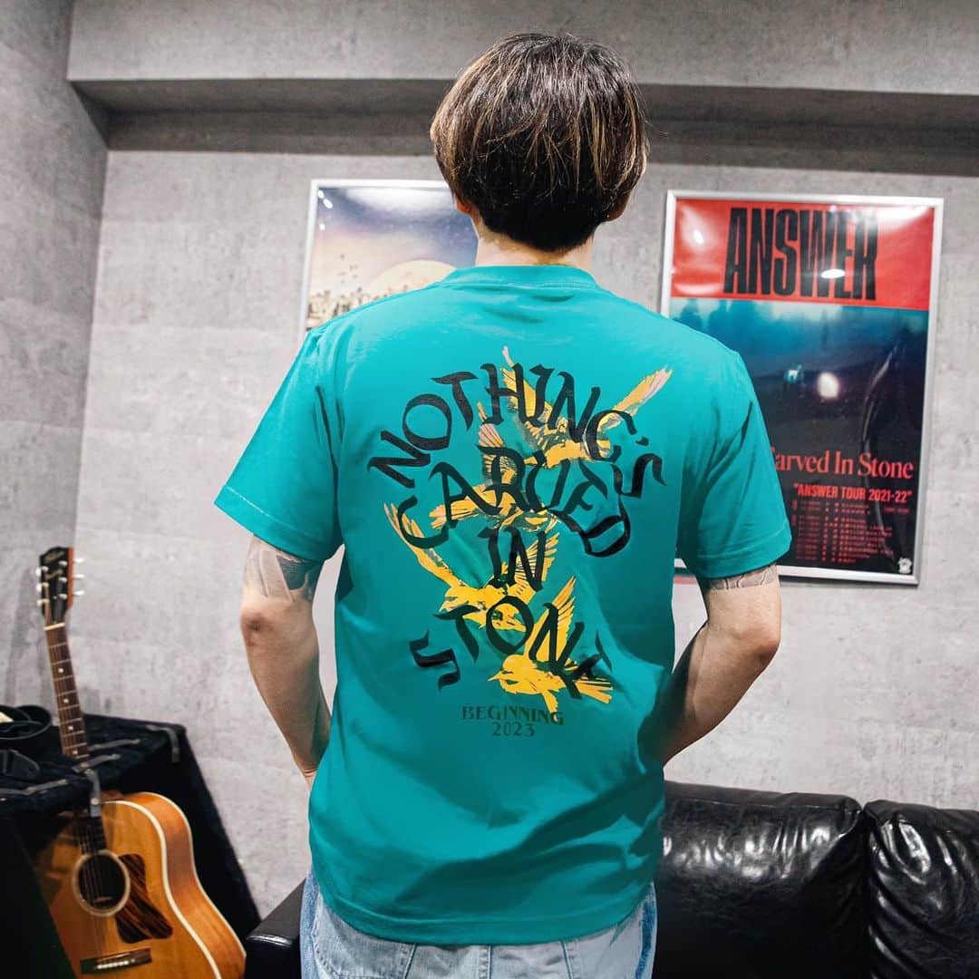 Nothing’s Carved In Stoneさんのインスタグラム写真 - (Nothing’s Carved In StoneInstagram)「【着用写真】 ⁡ BEGINNING 2023 Tシャツ SIZE：S〜XL（村松＆生形 M着用、大喜多 XL着用） COLOR：黒 / 白 / アップルグリーン ボディ：アスレ ⁡ "BEGINNING 2023"にて販売！ ⁡ -------------------- SPECIAL ONE-MAN LIVE “BEGINNING 2023” 2023/2/27(月)豊洲PIT OPEN 18:00 / START 19:00 ⁡ ※声出しOK（マスク着用必須） ⁡ 電子チケット：5,200円（D代別） ※学生の方は会場にて学生証提示で1,500円キャッシュバック  ※高校生以下の方は2,000円キャッシュバック ⁡ ▼一般発売中 e+：https://eplus.jp/ncis/ チケットぴあ：https://w.pia.jp/t/ncis/ ローソンチケット：https://l-tike.com/ncis/ ⁡ --------------- ▼15周年第1弾企画 エンドースメーカー協力による展示＆プレゼント企画 ⁡ ＜Epiphone＞ ・生形 本人機材展示 ・3月発売予定の生形 最新シグネチャー・モデル『Epiphone Shinichi Ubukata ES-355 ver.02』特別展示＆プレゼント企画 ⁡ ＜LAKLAND＞ ・日向 本人機材展示 ・SK-460/R（ブラック）プレゼント企画 ⁡ ＜SAKAE OSAKA HERITAGE＞ ・大喜多 本人機材展示 ・メンバーサイン入り フロントヘッド プレゼント企画 --------------- ⁡ #nothingscarvedinstone #ナッシングス #ncis #silversunrecords #beginning」2月25日 17時09分 - nothingscarvedinstone