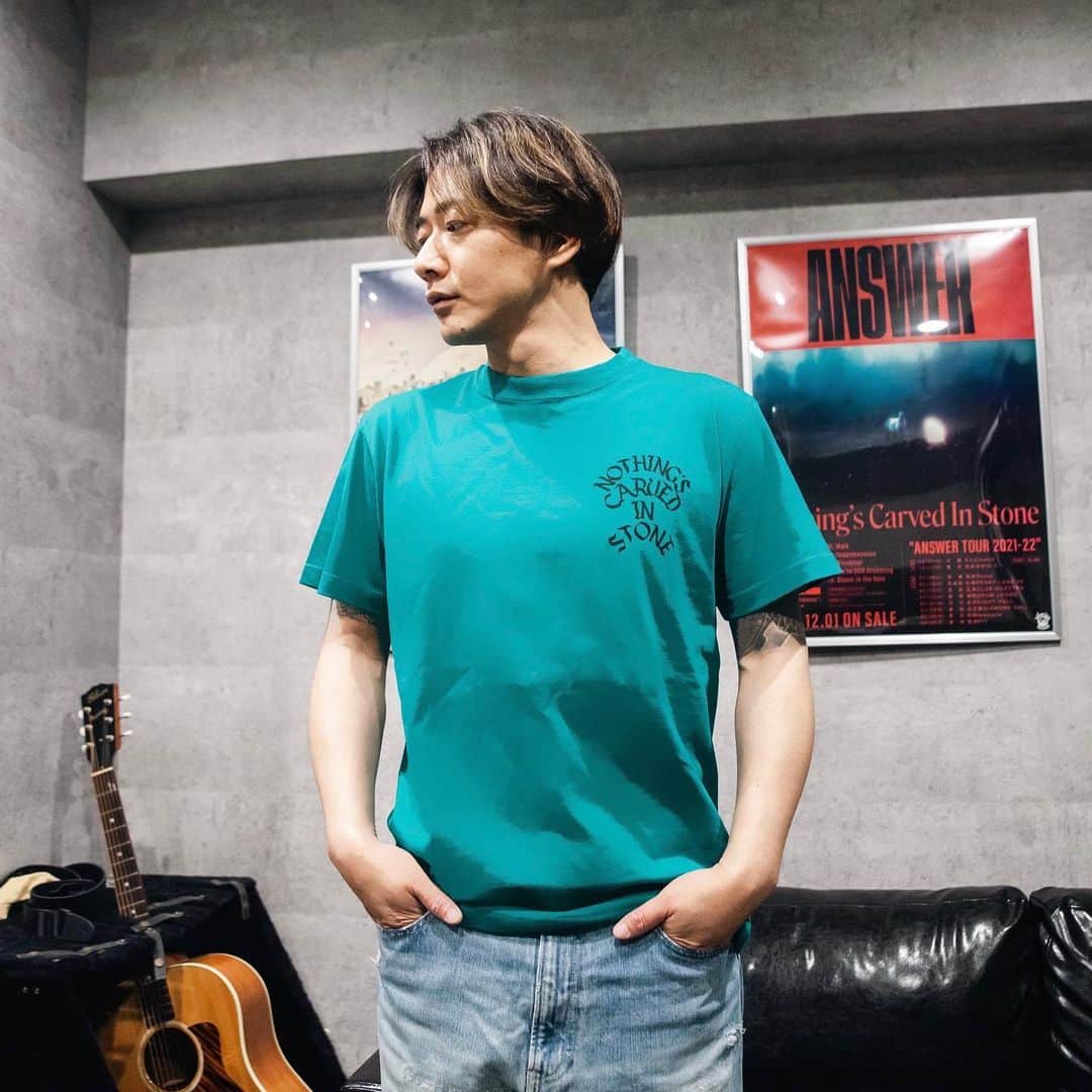 Nothing’s Carved In Stoneさんのインスタグラム写真 - (Nothing’s Carved In StoneInstagram)「【着用写真】 ⁡ BEGINNING 2023 Tシャツ SIZE：S〜XL（村松＆生形 M着用、大喜多 XL着用） COLOR：黒 / 白 / アップルグリーン ボディ：アスレ ⁡ "BEGINNING 2023"にて販売！ ⁡ -------------------- SPECIAL ONE-MAN LIVE “BEGINNING 2023” 2023/2/27(月)豊洲PIT OPEN 18:00 / START 19:00 ⁡ ※声出しOK（マスク着用必須） ⁡ 電子チケット：5,200円（D代別） ※学生の方は会場にて学生証提示で1,500円キャッシュバック  ※高校生以下の方は2,000円キャッシュバック ⁡ ▼一般発売中 e+：https://eplus.jp/ncis/ チケットぴあ：https://w.pia.jp/t/ncis/ ローソンチケット：https://l-tike.com/ncis/ ⁡ --------------- ▼15周年第1弾企画 エンドースメーカー協力による展示＆プレゼント企画 ⁡ ＜Epiphone＞ ・生形 本人機材展示 ・3月発売予定の生形 最新シグネチャー・モデル『Epiphone Shinichi Ubukata ES-355 ver.02』特別展示＆プレゼント企画 ⁡ ＜LAKLAND＞ ・日向 本人機材展示 ・SK-460/R（ブラック）プレゼント企画 ⁡ ＜SAKAE OSAKA HERITAGE＞ ・大喜多 本人機材展示 ・メンバーサイン入り フロントヘッド プレゼント企画 --------------- ⁡ #nothingscarvedinstone #ナッシングス #ncis #silversunrecords #beginning」2月25日 17時09分 - nothingscarvedinstone