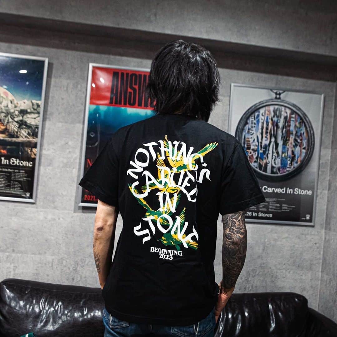 Nothing’s Carved In Stoneさんのインスタグラム写真 - (Nothing’s Carved In StoneInstagram)「【着用写真】 ⁡ BEGINNING 2023 Tシャツ SIZE：S〜XL（村松＆生形 M着用、大喜多 XL着用） COLOR：黒 / 白 / アップルグリーン ボディ：アスレ ⁡ "BEGINNING 2023"にて販売！ ⁡ -------------------- SPECIAL ONE-MAN LIVE “BEGINNING 2023” 2023/2/27(月)豊洲PIT OPEN 18:00 / START 19:00 ⁡ ※声出しOK（マスク着用必須） ⁡ 電子チケット：5,200円（D代別） ※学生の方は会場にて学生証提示で1,500円キャッシュバック  ※高校生以下の方は2,000円キャッシュバック ⁡ ▼一般発売中 e+：https://eplus.jp/ncis/ チケットぴあ：https://w.pia.jp/t/ncis/ ローソンチケット：https://l-tike.com/ncis/ ⁡ --------------- ▼15周年第1弾企画 エンドースメーカー協力による展示＆プレゼント企画 ⁡ ＜Epiphone＞ ・生形 本人機材展示 ・3月発売予定の生形 最新シグネチャー・モデル『Epiphone Shinichi Ubukata ES-355 ver.02』特別展示＆プレゼント企画 ⁡ ＜LAKLAND＞ ・日向 本人機材展示 ・SK-460/R（ブラック）プレゼント企画 ⁡ ＜SAKAE OSAKA HERITAGE＞ ・大喜多 本人機材展示 ・メンバーサイン入り フロントヘッド プレゼント企画 --------------- ⁡ #nothingscarvedinstone #ナッシングス #ncis #silversunrecords #beginning」2月25日 17時09分 - nothingscarvedinstone