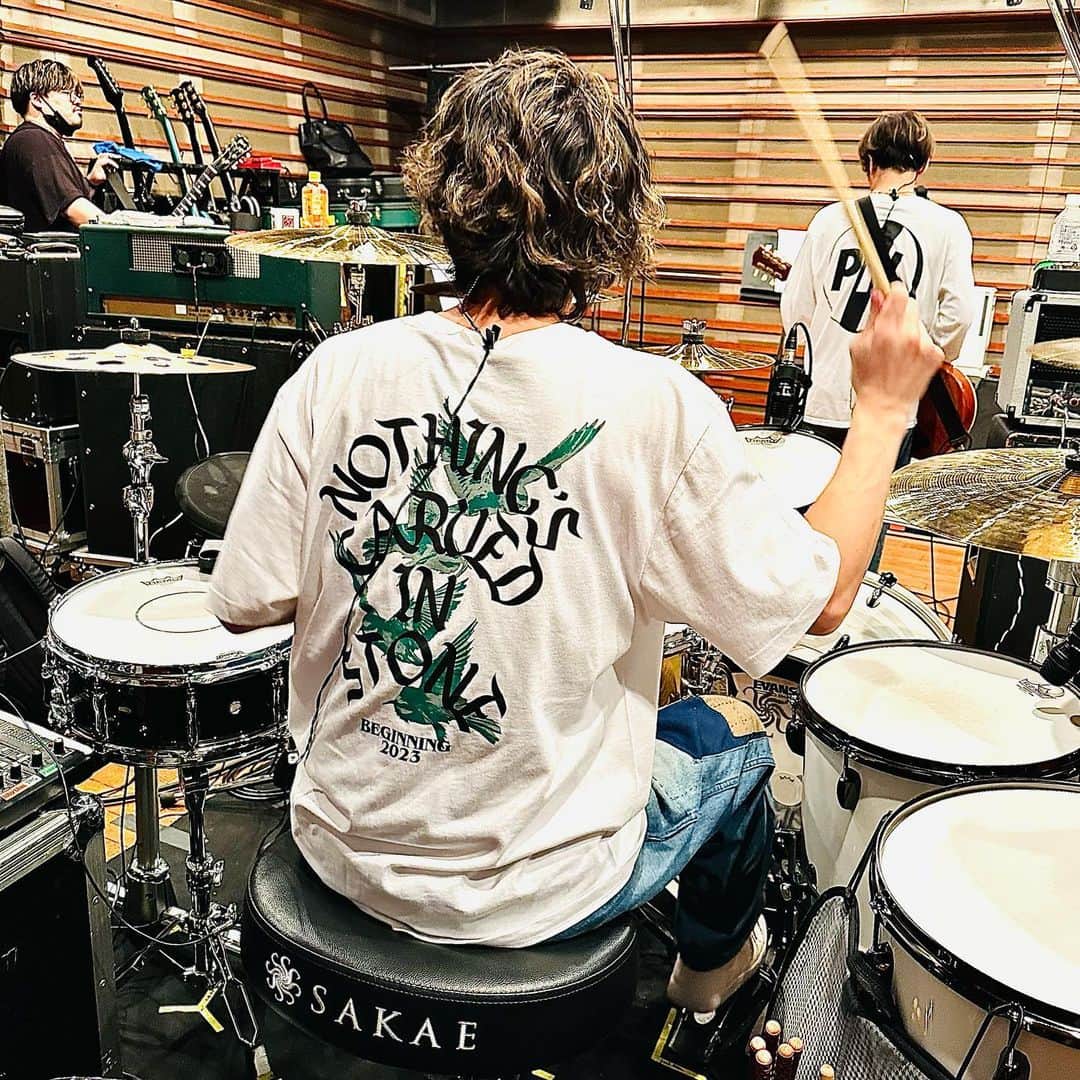 Nothing’s Carved In Stoneさんのインスタグラム写真 - (Nothing’s Carved In StoneInstagram)「【着用写真】 ⁡ BEGINNING 2023 Tシャツ SIZE：S〜XL（村松＆生形 M着用、大喜多 XL着用） COLOR：黒 / 白 / アップルグリーン ボディ：アスレ ⁡ "BEGINNING 2023"にて販売！ ⁡ -------------------- SPECIAL ONE-MAN LIVE “BEGINNING 2023” 2023/2/27(月)豊洲PIT OPEN 18:00 / START 19:00 ⁡ ※声出しOK（マスク着用必須） ⁡ 電子チケット：5,200円（D代別） ※学生の方は会場にて学生証提示で1,500円キャッシュバック  ※高校生以下の方は2,000円キャッシュバック ⁡ ▼一般発売中 e+：https://eplus.jp/ncis/ チケットぴあ：https://w.pia.jp/t/ncis/ ローソンチケット：https://l-tike.com/ncis/ ⁡ --------------- ▼15周年第1弾企画 エンドースメーカー協力による展示＆プレゼント企画 ⁡ ＜Epiphone＞ ・生形 本人機材展示 ・3月発売予定の生形 最新シグネチャー・モデル『Epiphone Shinichi Ubukata ES-355 ver.02』特別展示＆プレゼント企画 ⁡ ＜LAKLAND＞ ・日向 本人機材展示 ・SK-460/R（ブラック）プレゼント企画 ⁡ ＜SAKAE OSAKA HERITAGE＞ ・大喜多 本人機材展示 ・メンバーサイン入り フロントヘッド プレゼント企画 --------------- ⁡ #nothingscarvedinstone #ナッシングス #ncis #silversunrecords #beginning」2月25日 17時09分 - nothingscarvedinstone