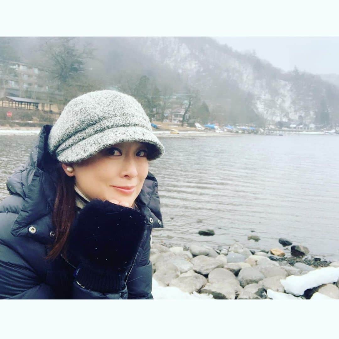 のインスタグラム：「さむーーーい❄️ 小雪舞う#中禅寺湖　にて。  翌日は、すっきりと青空でした！ だけどやっぱりさむーーーい！  #川柳#ことばの力#ことのは#575 #川柳を広めよう #奥日光#湖#湖のほとり #まだまだ寒い」