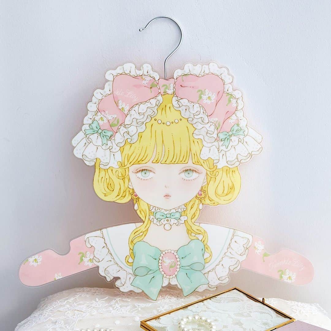今井キラのインスタグラム：「✨𝒩𝑒𝓌✨  KIRA IMAI x Twinkle Lily Collaboration Lily acrylic hanger  今井キラxTwinkle Lily コラボレーション リリーアクリルハンガーのイラストを担当させていただきました🌙  💫BOOTH shop link（日本からのご注文はこちら） twinklelily.booth.pm  💫Taobao shop link https://twinklelily.taobao.com  💫For orders from other countries, please visit our official account. @twinklelily_official」