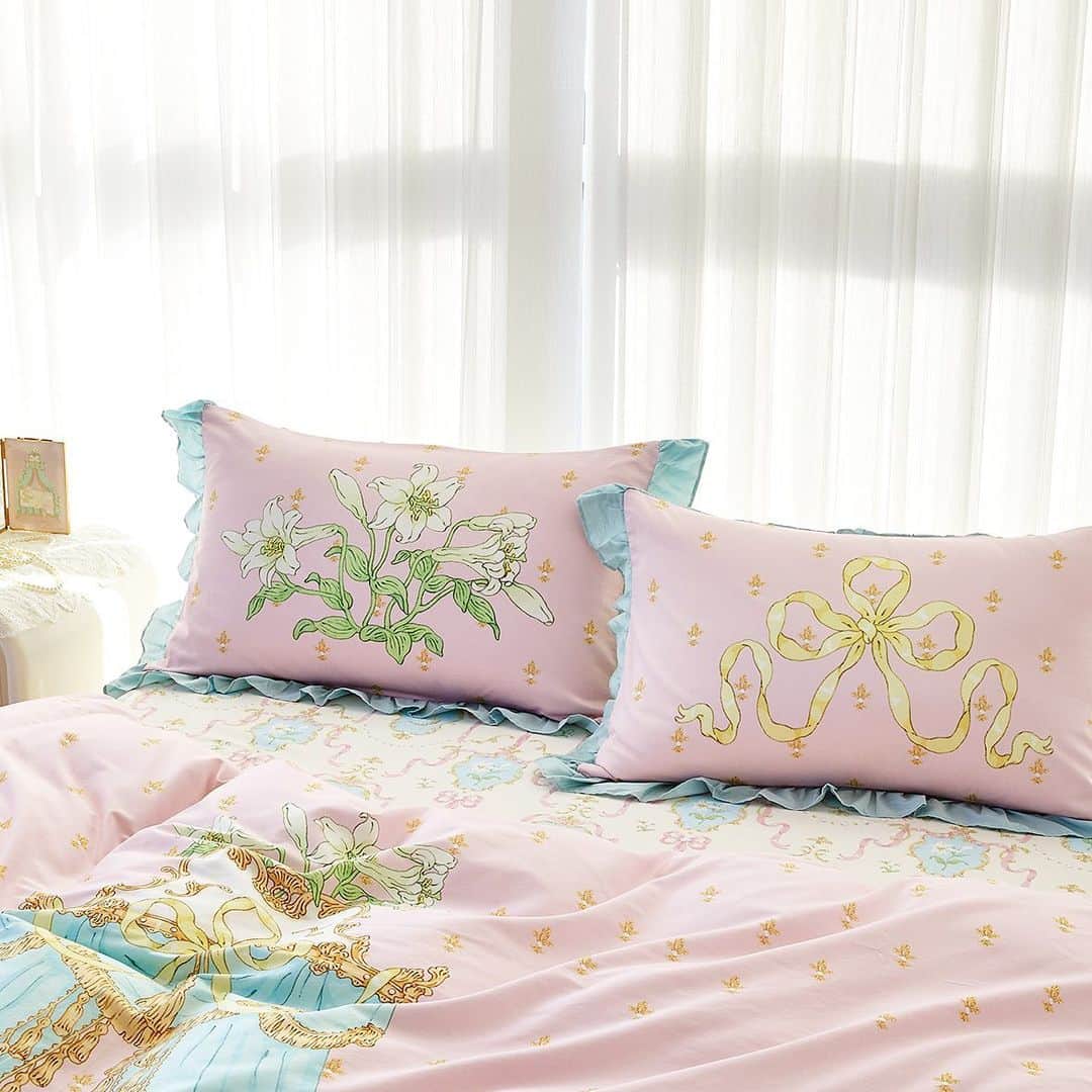 今井キラさんのインスタグラム写真 - (今井キラInstagram)「✨𝒩𝑒𝓌✨  KIRA IMAI x Twinkle Lily Collaboration Flowers in the Dream Bedding set  今井キラxTwinkle Lily コラボレーション 寝具セット『夢里花』のイラストを担当させていただきました🌙  💫BOOTH shop link（日本からのご注文はこちら） twinklelily.booth.pm  💫Taobao shop link https://twinklelily.taobao.com  💫For orders from other countries, please visit our official account. @twinklelily_official」2月25日 17時35分 - kiraimai