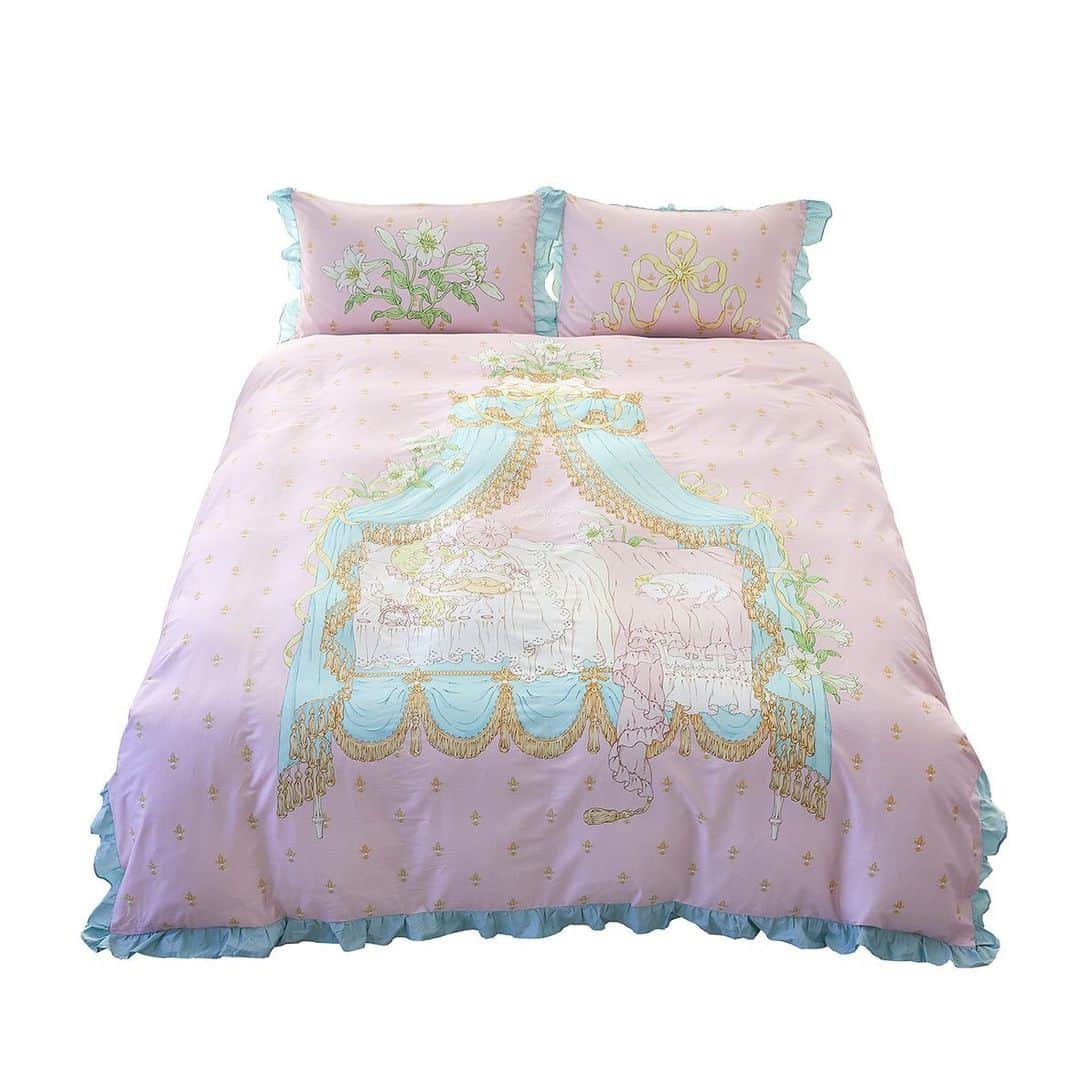 今井キラさんのインスタグラム写真 - (今井キラInstagram)「✨𝒩𝑒𝓌✨  KIRA IMAI x Twinkle Lily Collaboration Flowers in the Dream Bedding set  今井キラxTwinkle Lily コラボレーション 寝具セット『夢里花』のイラストを担当させていただきました🌙  💫BOOTH shop link（日本からのご注文はこちら） twinklelily.booth.pm  💫Taobao shop link https://twinklelily.taobao.com  💫For orders from other countries, please visit our official account. @twinklelily_official」2月25日 17時35分 - kiraimai