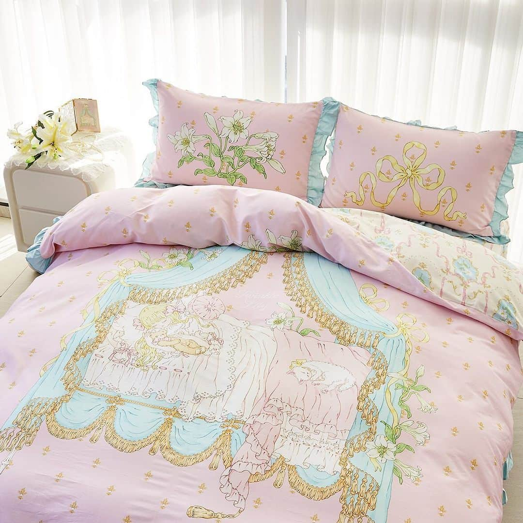 今井キラのインスタグラム：「✨𝒩𝑒𝓌✨  KIRA IMAI x Twinkle Lily Collaboration Flowers in the Dream Bedding set  今井キラxTwinkle Lily コラボレーション 寝具セット『夢里花』のイラストを担当させていただきました🌙  💫BOOTH shop link（日本からのご注文はこちら） twinklelily.booth.pm  💫Taobao shop link https://twinklelily.taobao.com  💫For orders from other countries, please visit our official account. @twinklelily_official」