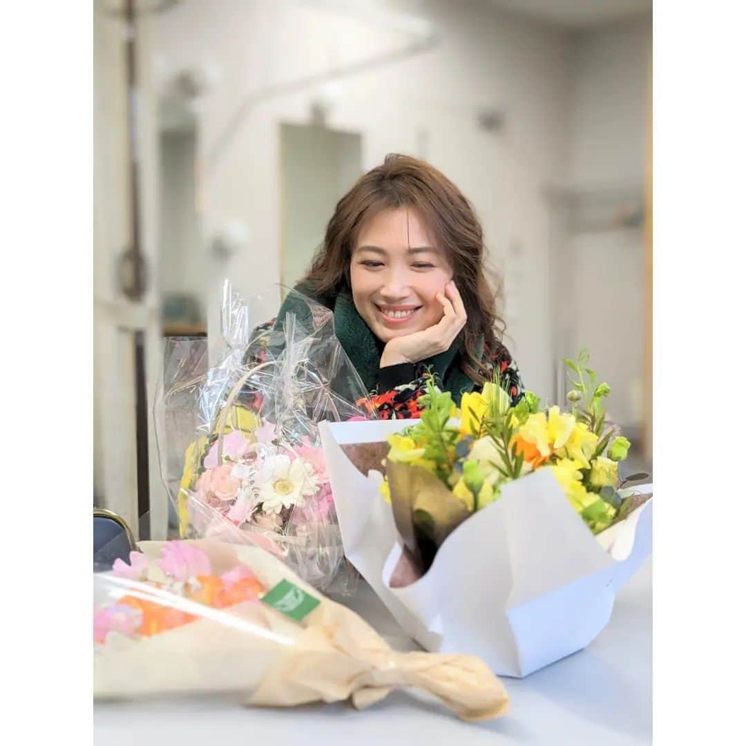村治佳織さんのインスタグラム写真 - (村治佳織Instagram)「先週のさいたまプラザイーストでの　 公演終了時に楽屋にて。　 いただいたメッセージがそれぞれ、　 会場のお客様の雰囲気を代表しての　 お言葉のように感じ、ありがたく　 拝読しました💐  前の投稿にいただいた、コンサートの　 ご感想のメッセージも同じく、 拝読しています✨  コンサートのことに限らず、メッセージを いただく方々も、いつもありがとうございます✨  メッセージやいいね、とは別に インスタを見て頂くのみでも、　 もちろん嬉しいです😊  いただいたお花からは、近づいてくる　 春の気配を感じられました！  コンサート用の髪型をほどいたあとでは　 ありますが、ヘアメイクは園山さん😊　 hair and makeup:@mii.to_hairmake  明日の栃木行き（リサイタル）を楽しみに しながら夜を過ごします🌃  #さいたまプラザイースト #お花 #楽屋 #kaorimuraji #春の訪れ #smiley #ギタリストの暮らし」2月25日 17時35分 - kaorimurajiofficial