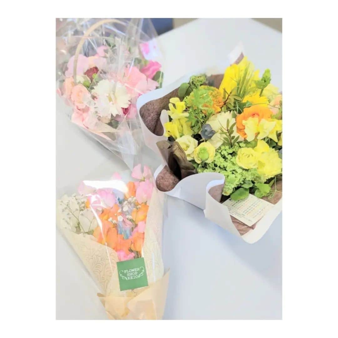村治佳織さんのインスタグラム写真 - (村治佳織Instagram)「先週のさいたまプラザイーストでの　 公演終了時に楽屋にて。　 いただいたメッセージがそれぞれ、　 会場のお客様の雰囲気を代表しての　 お言葉のように感じ、ありがたく　 拝読しました💐  前の投稿にいただいた、コンサートの　 ご感想のメッセージも同じく、 拝読しています✨  コンサートのことに限らず、メッセージを いただく方々も、いつもありがとうございます✨  メッセージやいいね、とは別に インスタを見て頂くのみでも、　 もちろん嬉しいです😊  いただいたお花からは、近づいてくる　 春の気配を感じられました！  コンサート用の髪型をほどいたあとでは　 ありますが、ヘアメイクは園山さん😊　 hair and makeup:@mii.to_hairmake  明日の栃木行き（リサイタル）を楽しみに しながら夜を過ごします🌃  #さいたまプラザイースト #お花 #楽屋 #kaorimuraji #春の訪れ #smiley #ギタリストの暮らし」2月25日 17時35分 - kaorimurajiofficial
