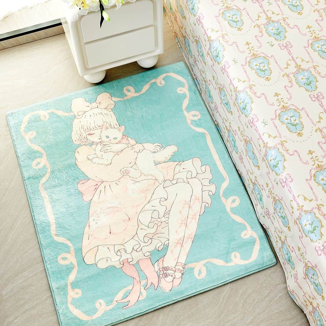 今井キラのインスタグラム：「✨𝒩𝑒𝓌✨  KIRA IMAI x Twinkle Lily Collaboration Minette carpet  今井キラxTwinkle Lily コラボレーション 人気のMinetteのイラストがカーペットになりました🩰  🤍BOOTH shop link（日本からのご注文はこちら） twinklelily.booth.pm  🤍Taobao shop link https://twinklelily.taobao.com  🤍For orders from other countries, please visit our official account. @twinklelily_official」
