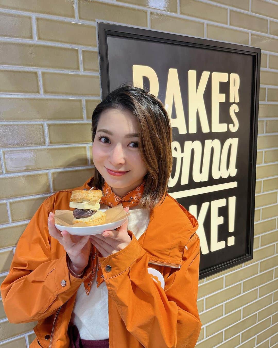 住田紗里のインスタグラム：「「あら、いーな」で”デコスコ”を取材しました！ スコーンは好きなんですが、 デコレーションスコーンを食べたのは初めてでした🤤 甘くて美味しいだけでなく、見た目も豪華でしたよ〜  #デコレーションスコーン#デコスコ#スコーン#スイーツ#おかし#グッドモーニング#あらいーな#テレビ朝日#テレ朝」