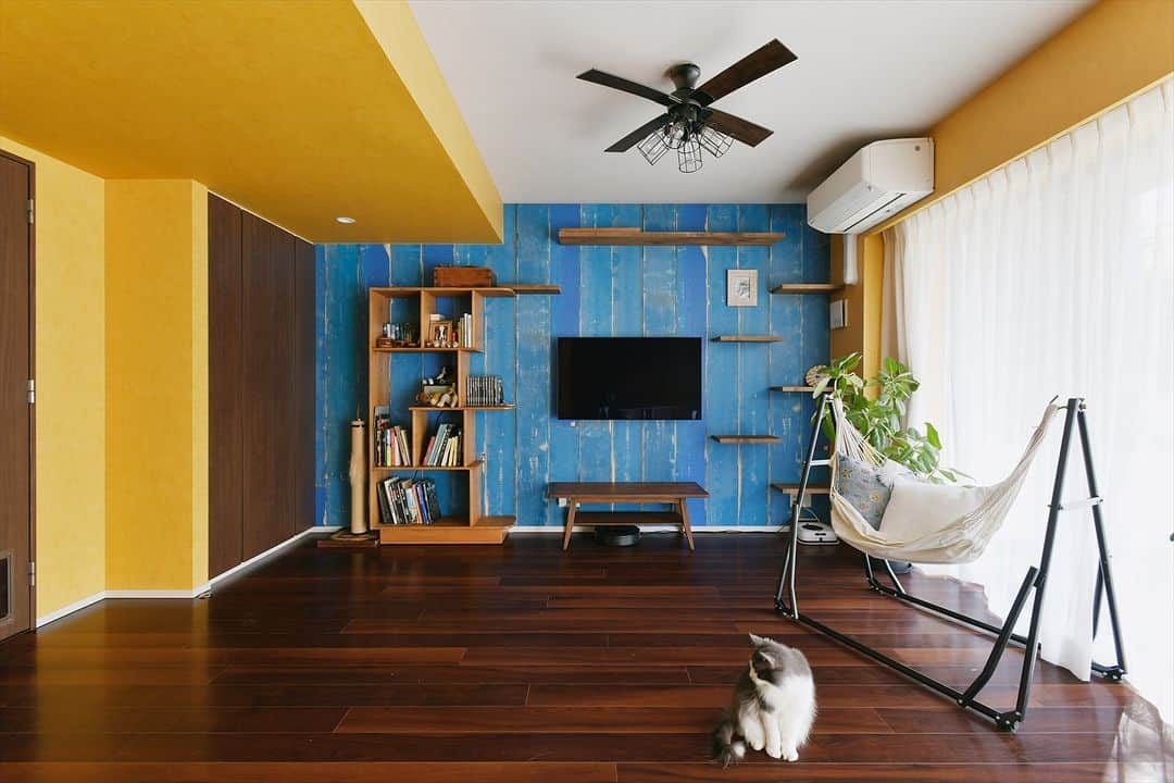 スタイル工房さんのインスタグラム写真 - (スタイル工房Instagram)「【施工事例No.847　Find my style -2匹と家族-】 キャットウォークと大切にされていた家具を組み合わせ、猫ちゃんのお気に入りスペースに。 それぞれの空間には輸入壁紙を採用しました。 リビングには板張り風、キッチンにはオイルサーディン柄をセレクト。 お客様らしさが活かされた素敵な空間となりました。  ＠stylekoubou_official 現在ホームページには事例を800件以上掲載しております。 この事例の詳細も見ることができます。 プロフィールのURLから是非ご覧ください！  #スタイル工房 #stylekoubou #リノベーション #リノベ #renovation #リノベーション事例 #施工事例 #リビング #ダイニング #キッチン #輸入壁紙 #キャットウォーク #素敵空間 #ライフスタイル #快適な暮らし #日々の暮らしを楽しむ #家づくり #インテリア #インテリア好きな人と繋がりたい #暮らしの工夫 #マンションリノベーション #マンションリノベ #おうち時間」2月25日 18時00分 - stylekoubou_official