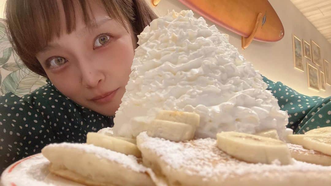 大谷雅恵のインスタグラム：「お誕生日はチートデー🥞🎉  #eggsnthings  #pancake #bananas #hbd」