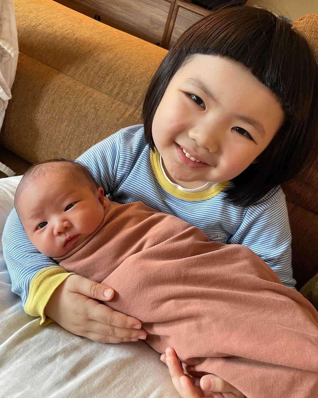 サム・リーのインスタグラム：「做姐姐啦以後要好好錫妹妹啦❤️🍼🤣」