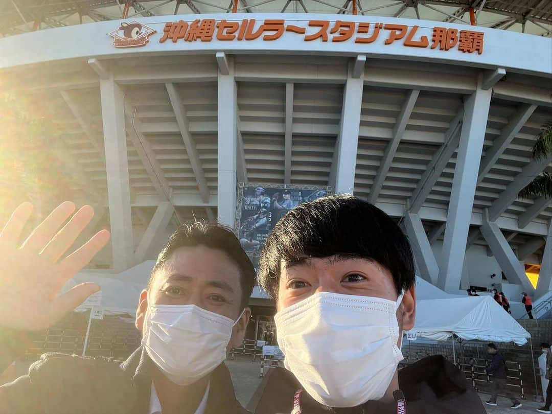 北脇太基さんのインスタグラム写真 - (北脇太基Instagram)「. プロ野球1軍の実況を初めて担当させていただきました。 解説、野村さんから、「記念すべきデビュー戦、写真撮ろうよ」と言ってくださりました🥲 (私の顔が緊張からなのかすごくテカッています...) ありがとうございました！！  そして宮崎・那覇とキャンプ取材で多くの選手・ファンの方々にお話を聞かせていただきました。 本当にありがとうございました！  #プロ野球 #OP戦 #セルラースタジアム那覇 #野村謙二郎　さん」2月25日 18時19分 - taiki_kitawaki