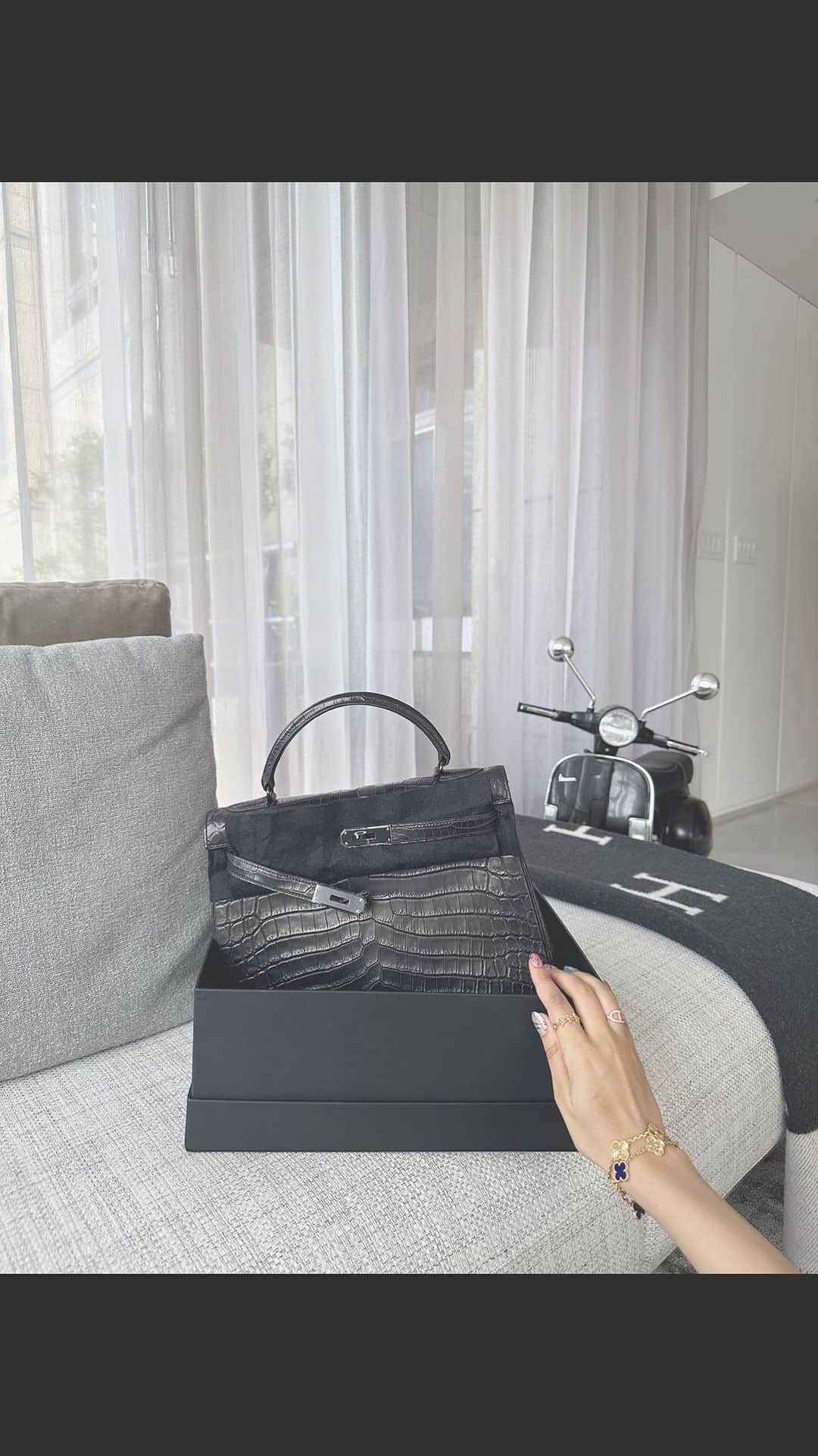 のインスタグラム：「The Ultra Rare SO BLACK Kelly 🖤 @hermes  娘が産まれた後義母から譲り受けたとっっても希少な真っ黒なケリー、2010年に限定品として作られたソーブラックは箱からなにもかもが真っ黒！🥹 マットブラックのクロコに真っ黒な金具まで 正にアート品です🥹 時代が変わってもこうやって価値が変わらず、ずっと愛される続ける、だからエルメスが大好き☺️ お母様から頂いたバッグ達はまた将来娘へ。✨   A bag that’s also an art piece. ✨ Wishing I could pass it on to my daughter in the future ☺️ #holygrail #hermesunboxing #hermessoblack  #エルメスソーブラック #開封動画」