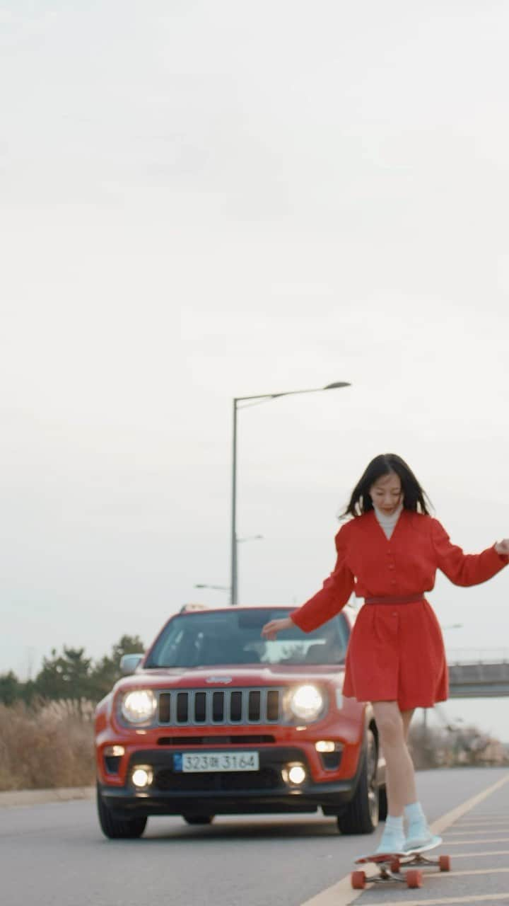 コ・ヒョジュのインスタグラム：「Jeep x Hyojoo 지프 레니게이드와 함께한 커플라이딩🚘🛹 차량과 함께하는 주행씬은 언제나 짜릿하더라구요🔥 자동차 따라잡기 도전한 액티브한 라이딩 재밌게 보시고 이벤트 참여하세요!! @jeepkorea 에서 지금! ✨레니게이드 시승권✨지프 커스텀 스니커즈✨등 경품을 걸고 댓글 이벤트 진행중이예요!  날도 풀리고있는데 레니게이드 시승권 받으면 오프로드 갬성으로 국내여행 가면 너무너무좋을 것 같아요😍🚗  #jeep #jeeprenegade #longboard #longboarddancing #hyojoo #지프 #레니게이드 #롱보드 #고효주」