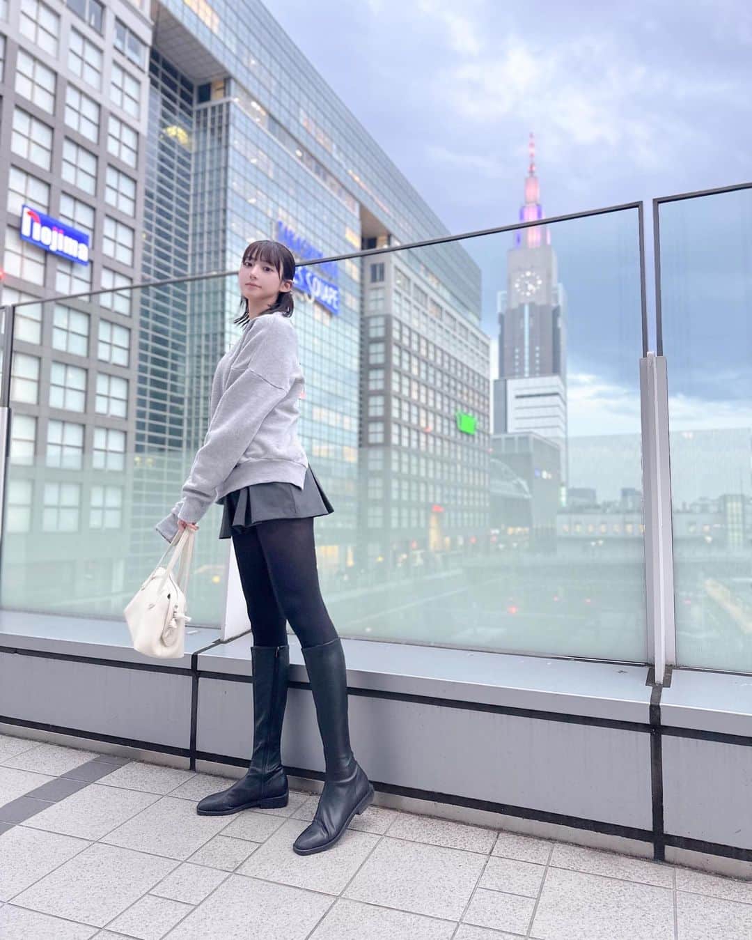 山崎あみのインスタグラム：「暖かい日のお洋服🌷 ⠀ おNEWのバッグでるんるんな人 @vasic_japan 🫶🏻 ⠀」