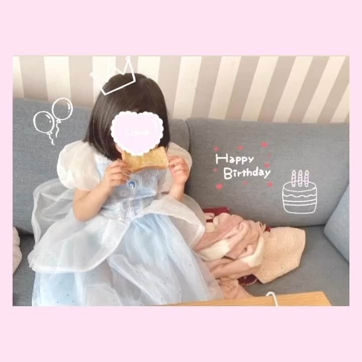 藤井奈々のインスタグラム：「愛する娘のhappybirthday🎂👸❤️  21日で、5さいになりました☺️  もう、5さいなのよ。😭  はんやーーーい。はやすぎるっ！  思い返すだけで、涙がでてくるよぅ。  娘には、 ありがとうが溢れすぎて。  どんなときも私のそばにいてくれて、 ほんとにほんとに、ありがとう〜って。🫶🥰  2度目のママイヤイヤ期がきたとき、  ママいやだ！！ ばーば👵🏻がママっていうのはどう？☺️  ってニコニコ顔でいわれたとき  本気で落ち込んだわたし。笑  そんなときも、  「それはママに甘えてるんだよ❤️ 甘えられる存在ってことだよ🧡 正常に成長してるってことなんだよ〜☺️」  って話を聞いてくれる友達がいて。  ほんっとに、救われたぁ〜😭❤️  ひとりではどうにも 限界がやってきたときも、  誰かが話を聞いてくれたり、  誰かがそばにいてくれた。  自分の代わりに 娘を叱ってくれたり。  そんな存在が 私を助けてくれました。  頼ることができるって、 とってもありがたいくって、 とってもとっても大事だね。🤝♡  なかなか人に頼るのが苦手で。  溜め込んじゃいがちなんだけど。  勇気をもって相談したときに、 手を差し伸べてくれたみんなに 感謝でいーーっぱいだよ。❣️  だからいま、 笑って過ごせてるんだよなぁ。🫶  幸せは、とってもしんぷるで  毎日ごはんをたべられて🍙 あったかいお風呂🛁 あったかいお布団で寝られること。💤  それだけで、100点満点の幸せなのに。🫢  ついつい、 その先まで求めちゃったりするよね。😵‍💫  反省🫣  娘もいつかは、 離れていってしまうんだろうけど。🚶‍♀️  それまでは、 どんな些細なことも、 面白い発言、面白い顔、 ぜんぶぜんぶ 覚えいたいなっておもうよね☺️🫶🥹  竹内まりやさんの 「人生の扉」🚪  みたいなこといっちゃった。笑  この曲きくと、 ほんと、涙が止まらない。。笑  毎日いろんなことがあるけど、 頑張りすぎず、自分らしく。  来年も笑ってhappybirthdayしようね❤️🎂  あいらぶゆー🥰🫶👸  うまれてきてくれて、 本当にありがとう👸🧡  #5歳のお誕生日 #happybirthday #mylove #うまれてきてくれてありがとう #なんでもない朝にドレス着て朝食🥪食べだす娘 #シンデレラが好きすぎる #車ではずっとビビデバビデブー #いつかそれ着てディズニーランドいこうね♡」