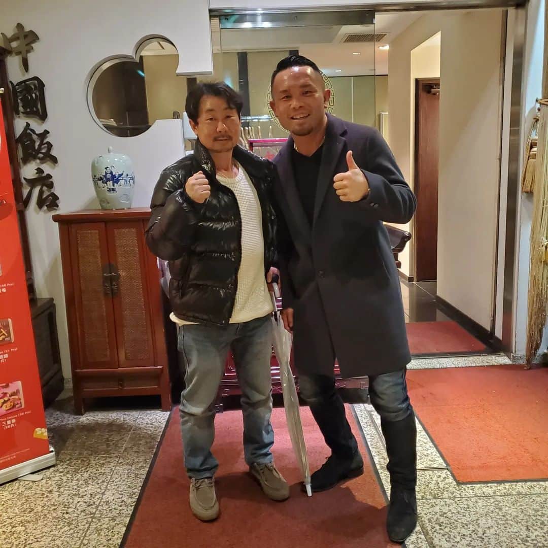 緑川創のインスタグラム：「ずっとスポンサーして頂いてた㈲中鉢工務店様の中鉢社長に連れてって頂いた😆 引退お疲れ会IN中国飯店😍✨  色々と傍で支えて頂きまして感謝しかありません。 長い間本当にありがとうごさいます。  中国飯店は何回来ても毎回うまいし、早く食べたくて撮り忘れてるしw  いつもありがとうごさいます😭  中鉢社長には、こんなにもってぐらい食べさせてもらったし、お店の中条さんからお疲れ様！とシャンパンやサービスして頂きまして、ありがとうございましたm(__)m  実は、やるお店の工事を中鉢社長にやって頂きます✨ 楽しみです✌️ 今後とも末長くよろしくお願い致します🙏 ありがとうございました。」